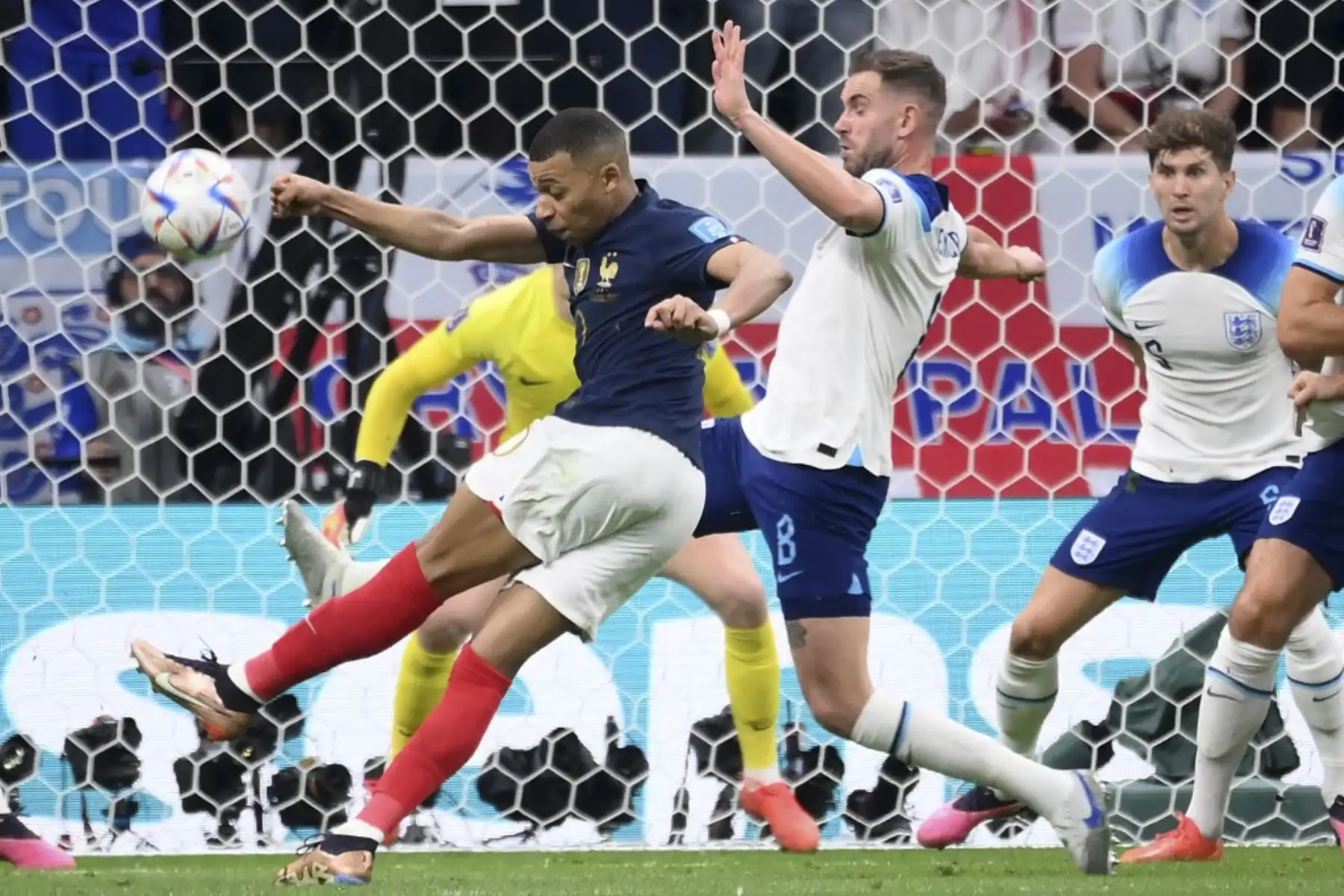 El delantero francés #10 Kylian Mbappe (L) intenta anotar durante el partido de fútbol de cuartos de final de la Copa Mundial de Catar 2022 entre Inglaterra y Francia en el estadio Al-Bayt en Al Khor, al norte de Doha

Foto: AFP