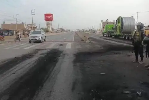 La carretera Panamericana Sur permanecía bloqueada en el tramo comprendido entre los kilómetros 261 al 291, en los sectores Barrio Chino, el Álamo, Expansión, Villacuri y Salas Guadalupe, región Ica. Foto: Internet/Medios.