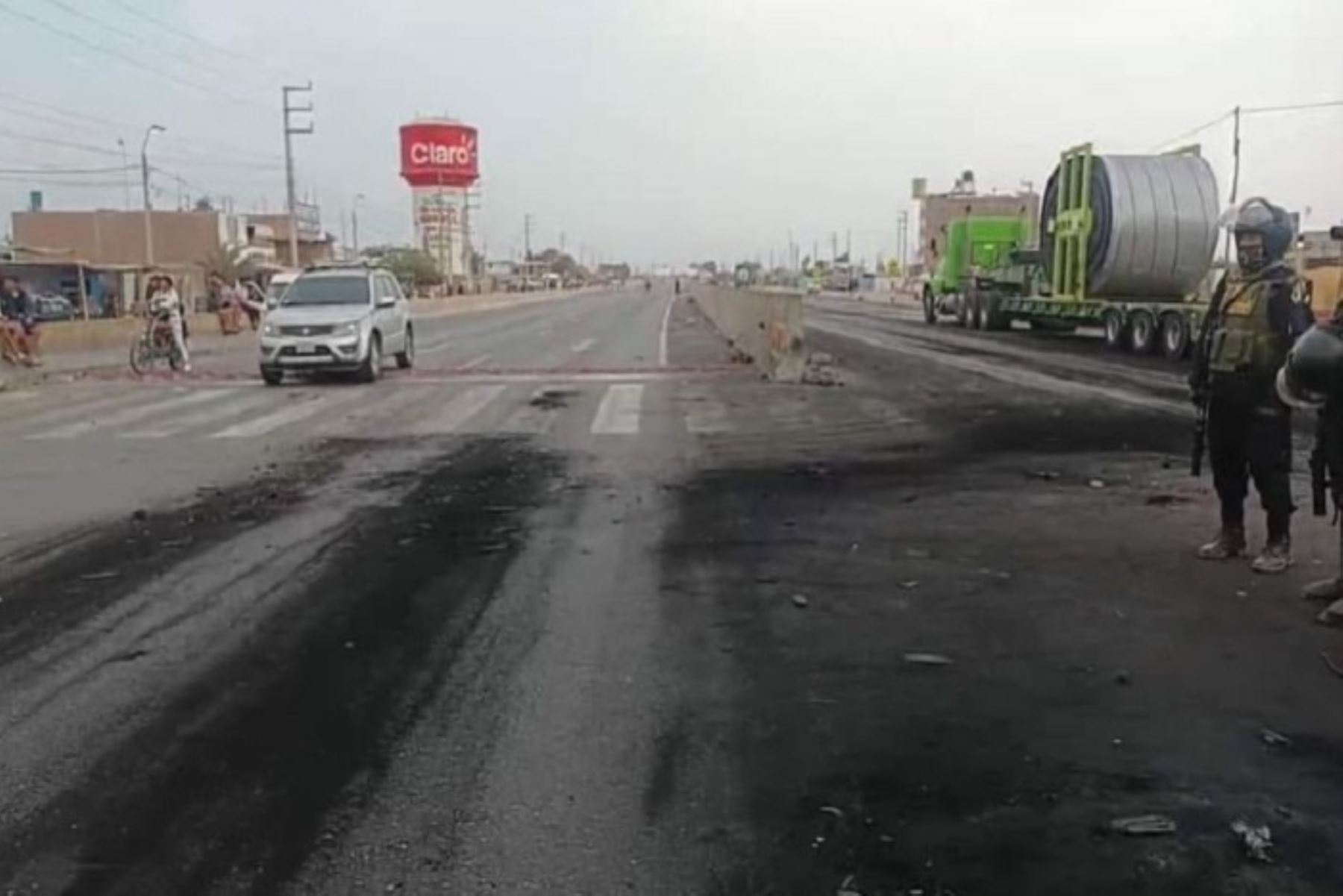 La carretera Panamericana Sur permanecía bloqueada en el tramo comprendido entre los kilómetros 261 al 291, en los sectores Barrio Chino, el Álamo, Expansión, Villacuri y Salas Guadalupe, región Ica. Foto: Internet/Medios.