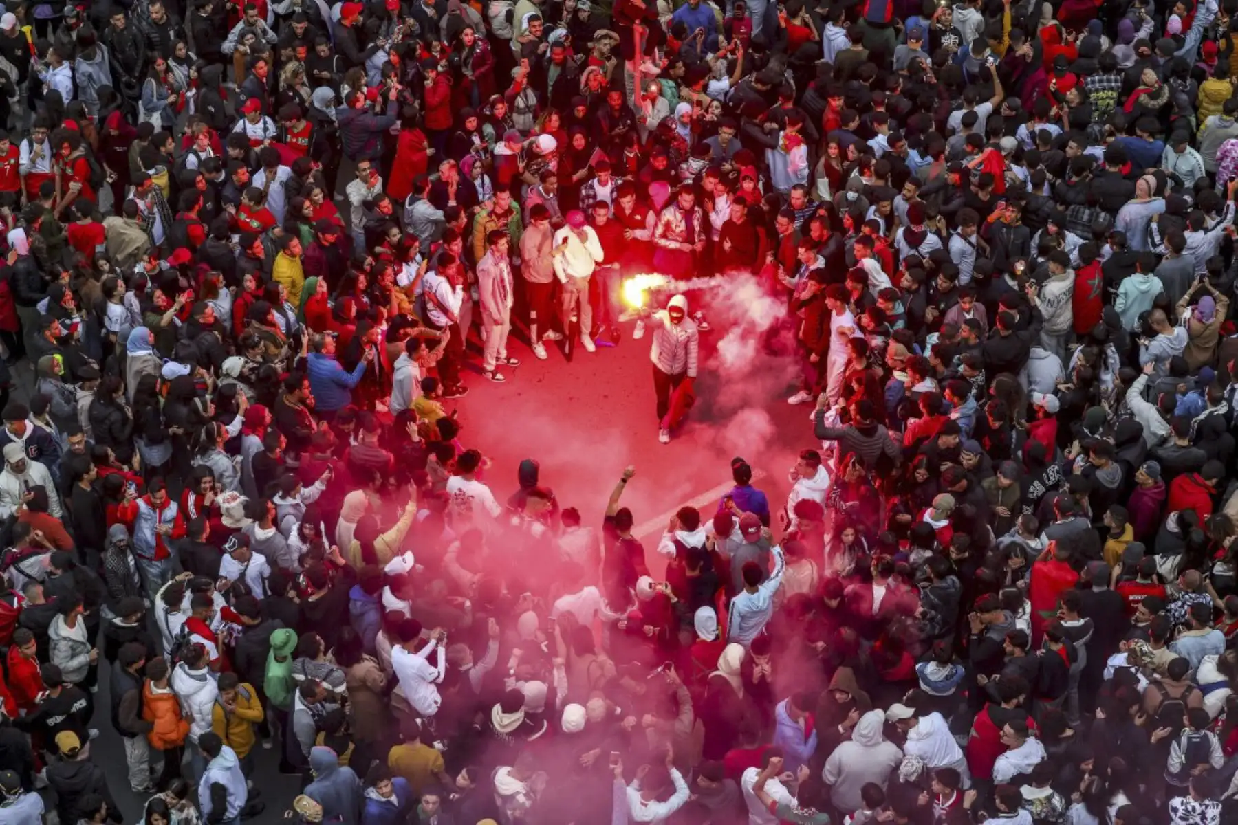 Seguidores de Marruecos celebran después de la victoria de su país en el partido de fútbol de la Copa Mundial de Qatar 2022 entre Marruecos y Portugal, en la capital Rabat

Foto: AFP