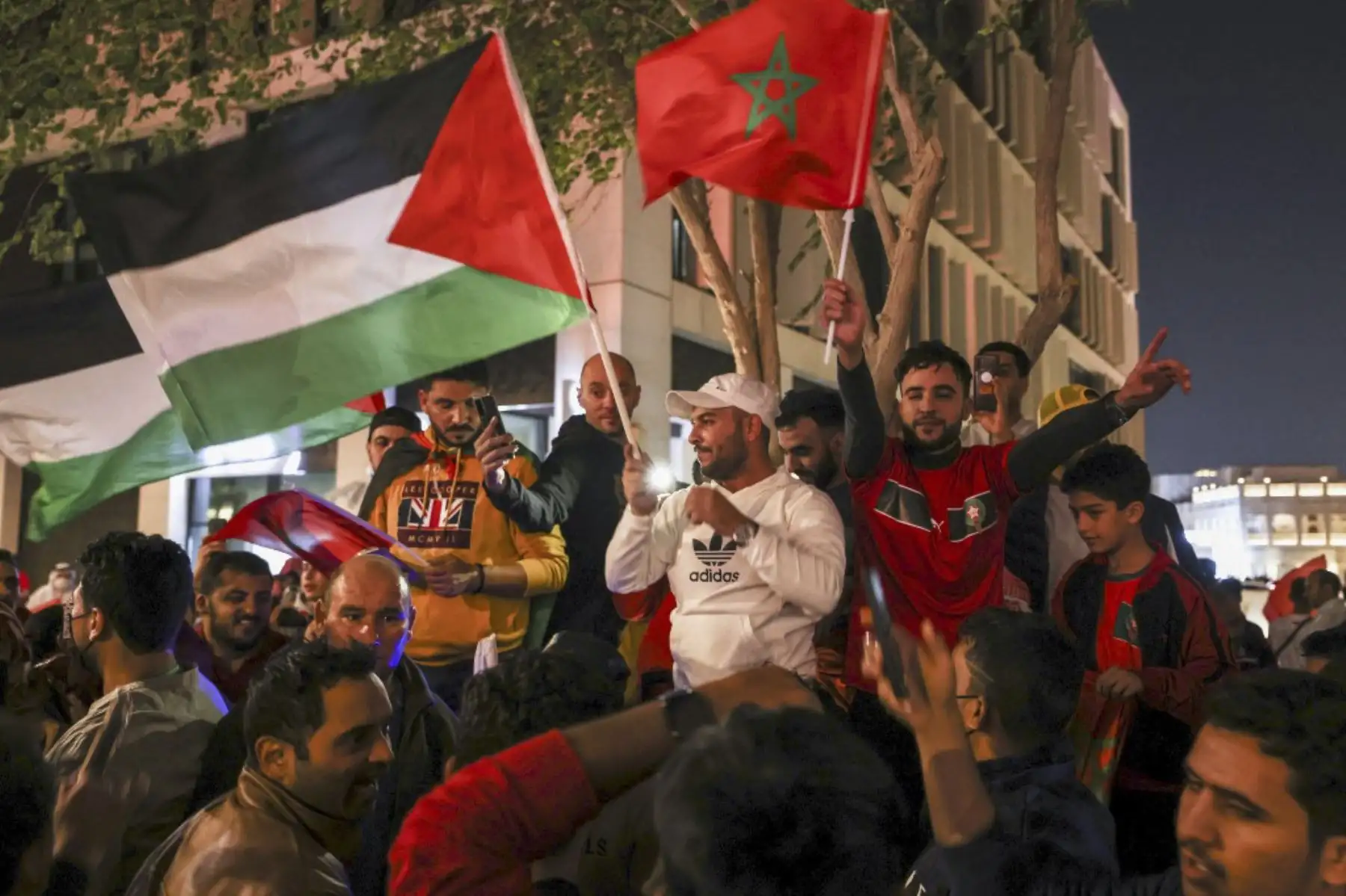 Fanáticos de Marruecos celebran después de la victoria de su país en el partido de fútbol de la Copa Mundial Qatar 2022 entre Marruecos y Portugal en Souq Waqif en Doha

Foto: AFP