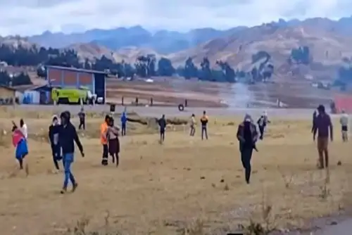 La PNP garantiza el derecho a las protestas pacíficas, rechaza categóricamente la violencia en cualquiera de sus formas y exhorta a la población a mantener la calma.