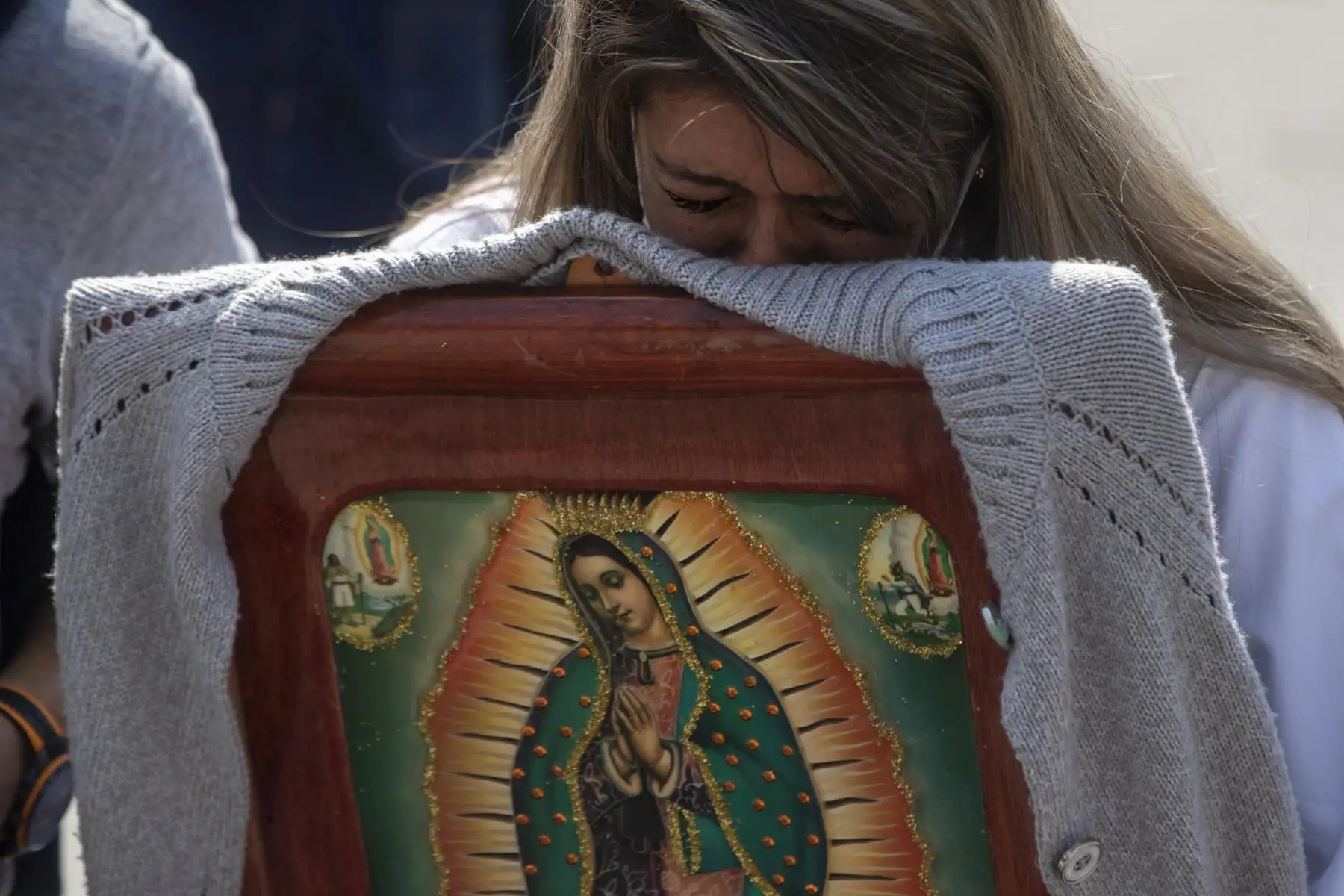 Feligreses en peregrinación llegan para festejar el día de la Virgen de Guadalupe, en la Basílica de Guadalupe, de Ciudad de México (México). 
Foto: EFE