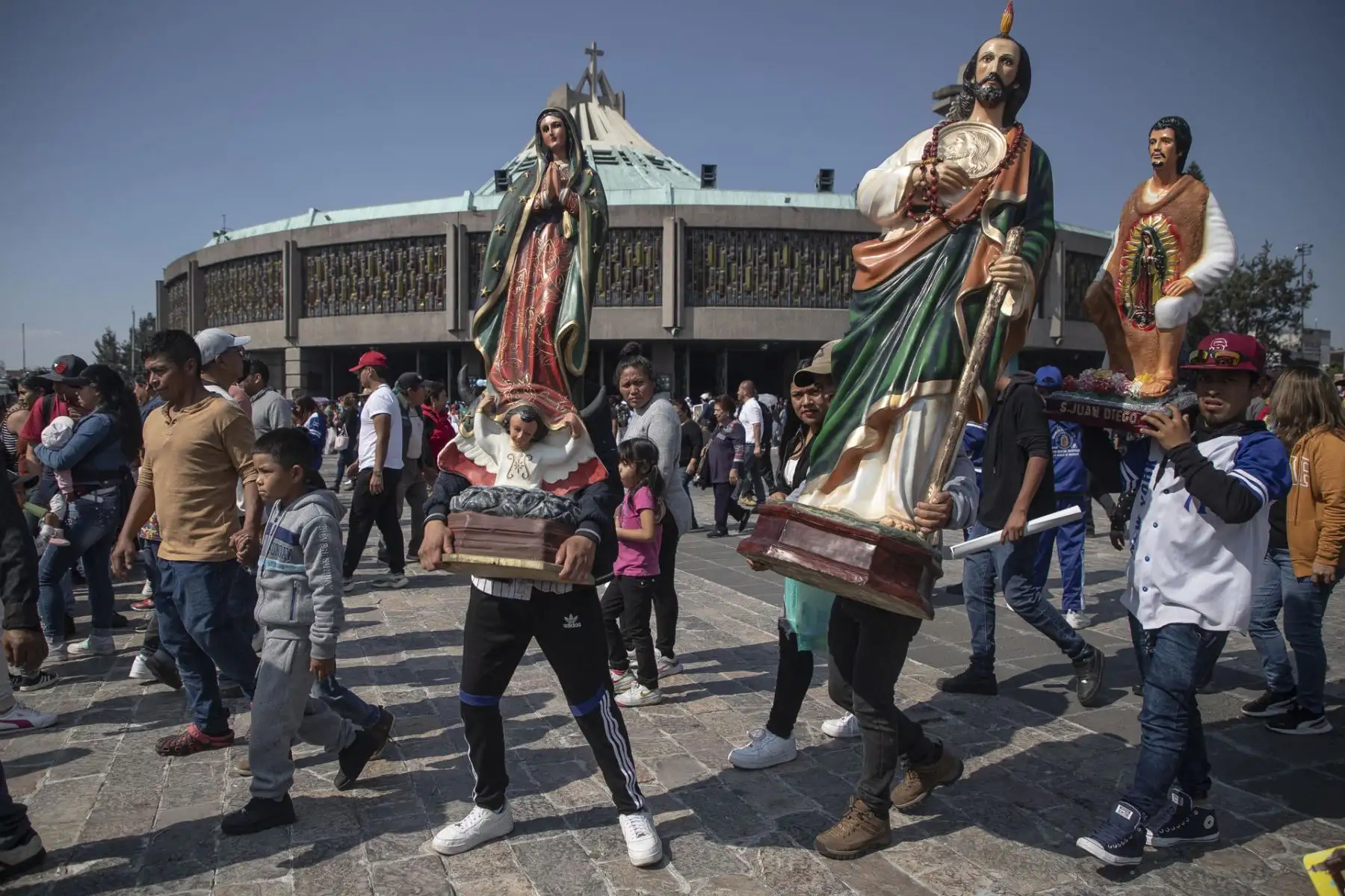 Feligreses en peregrinación llegan para festejar el día de la Virgen de Guadalupe, en la Basílica de Guadalupe, de Ciudad de México (México). 
Foto: EFE