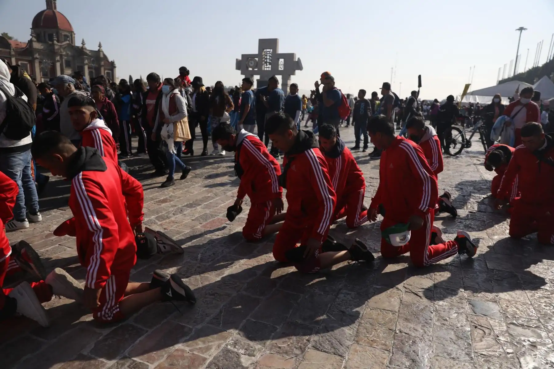 Feligreses arriban en peregrinación a la Basílica de Guadalupe hoy, en Ciudad de México (México). 
Foto: EFE