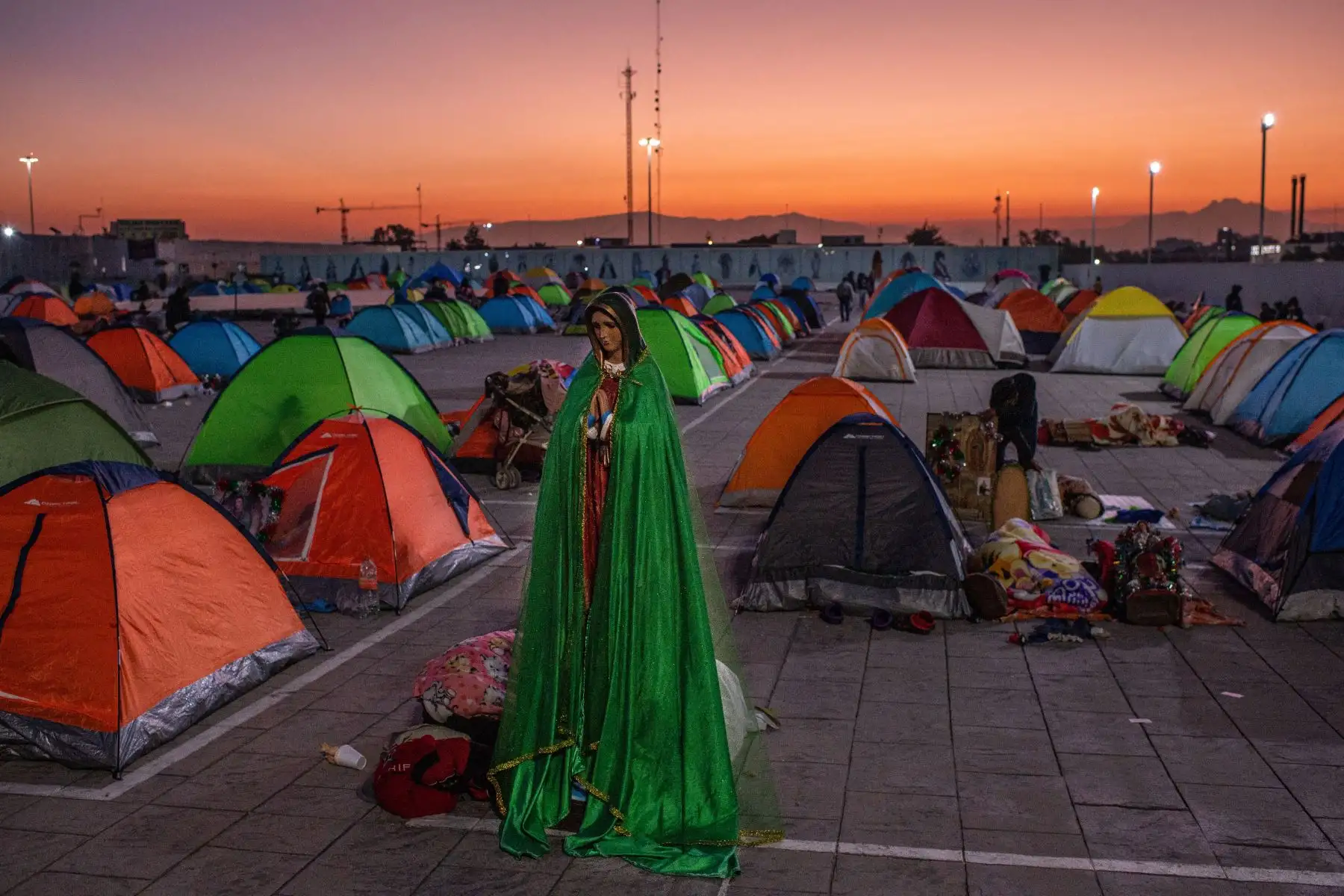 Los peregrinos duermen dentro de sus tiendas junto a las imágenes de la Virgen de Guadalupe afuera de la Basílica de Guadalupe en la Ciudad de México el 11 de diciembre de 2022.
Foto: AFP
