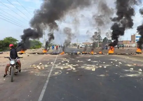 Por el bloqueo de las carreteras gran cantidad de vehículos pesados y livianos permanecen varados. Foto: Cortesía
