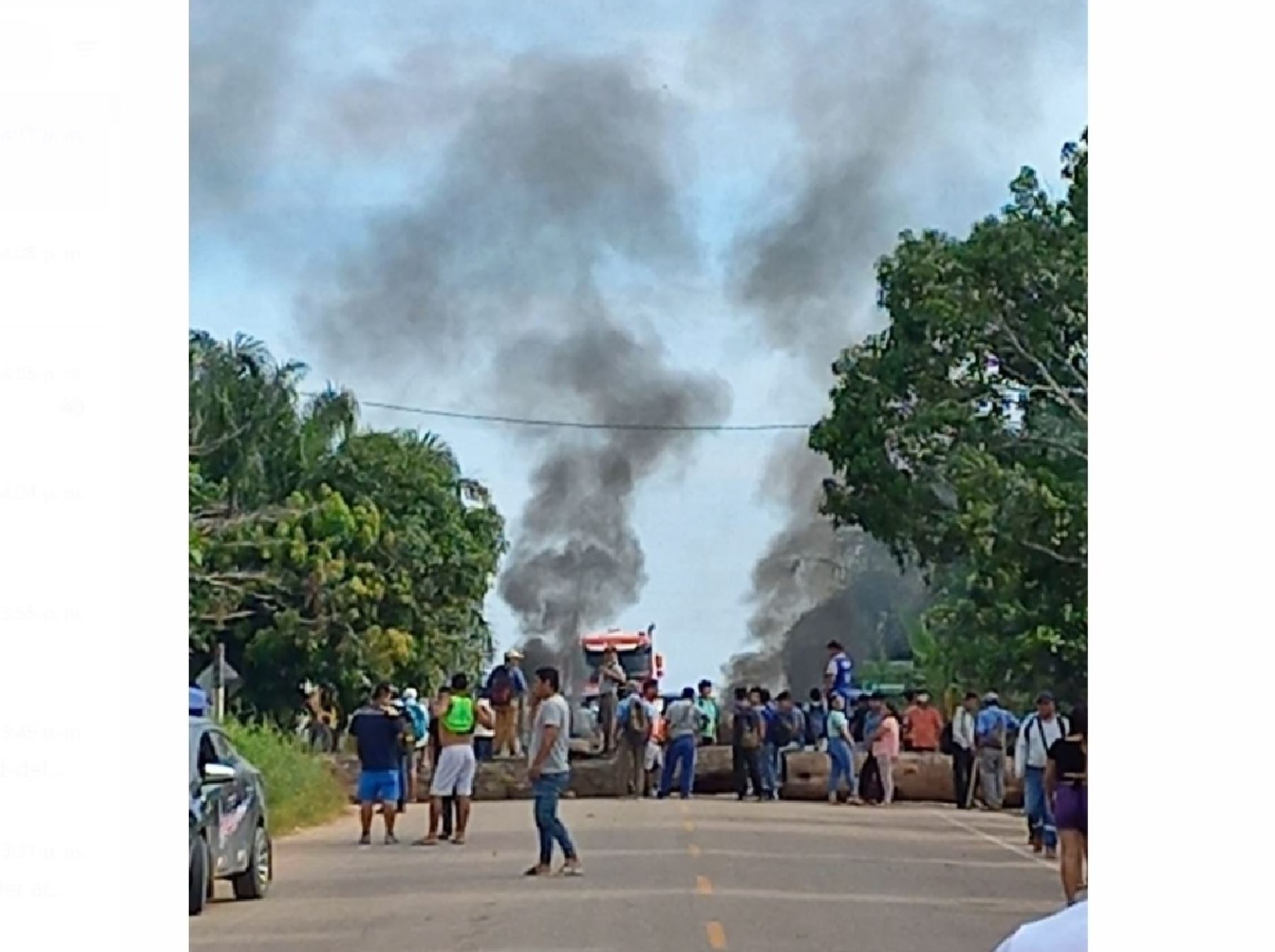 Grupos de manifestantes bloquean carretera Federico Basadre, región Ucayali, y decenas de vehículos quedan varados. Foto: Martha Zacarías