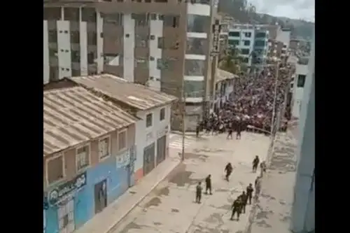 La PNP informó que hasta el momento, la protesta legítima de la población ha sido alterada por la presencia de individuos que agreden, provocan usan armas y explosivos de guerra. Captura TV