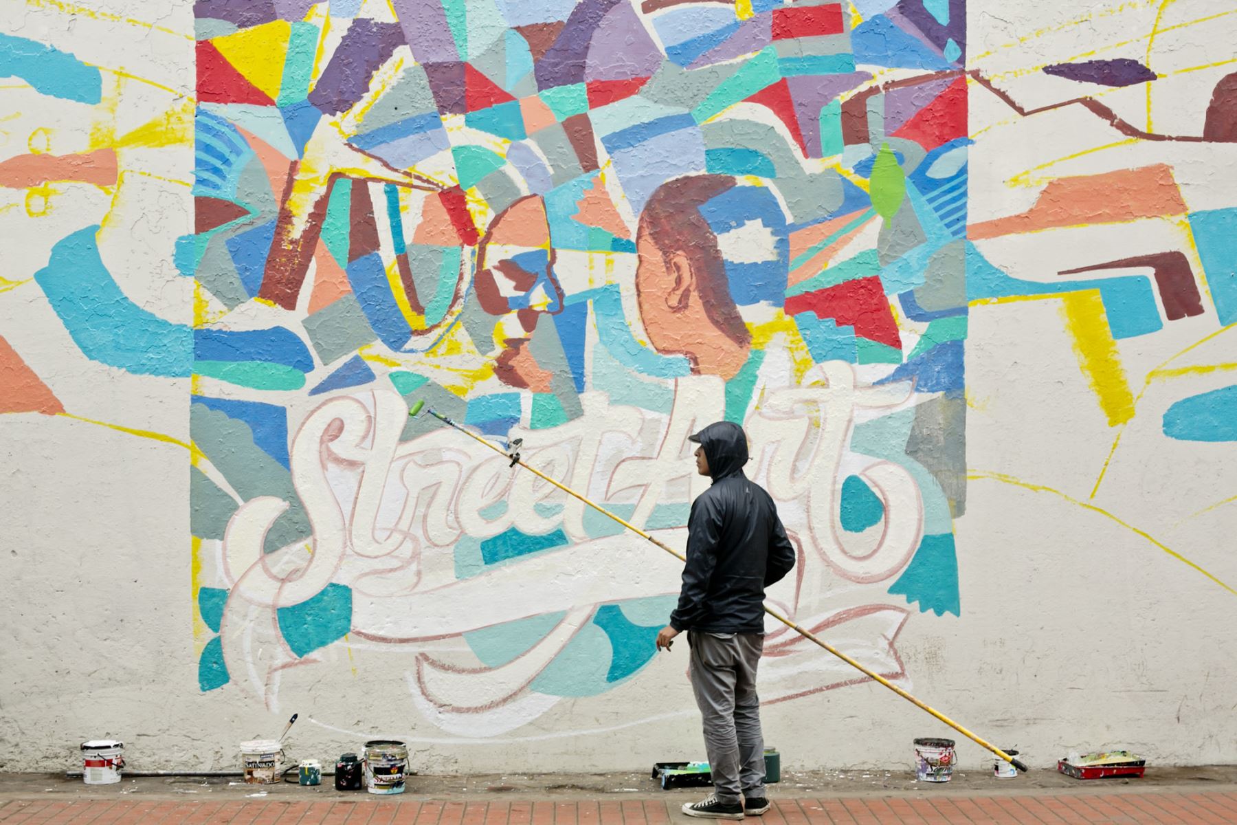 Elliot Tupac: El muralista peruano que conquistó el mundo con el arte popular.
