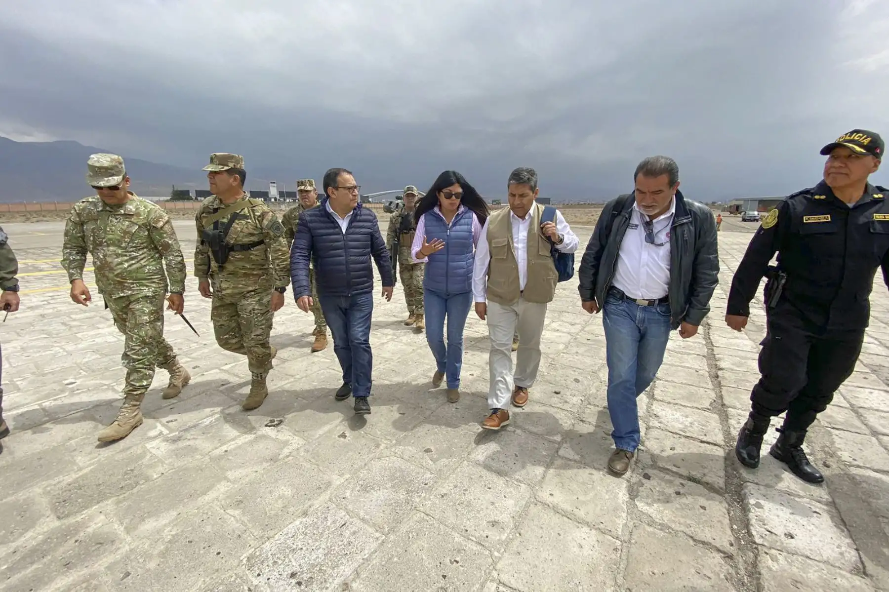 El ministro de Defensa Alberto Otarola, junto al titular del ministerio del interior, César Cervantes, el viceministro de Gobernanza Territorial de la PCM, José Muro y el jefe del Fuerzas Armadas, recogen las principales demandas de la ciudad de Arequipa, con el objetivo de sentar las bases de diálogo para restaurar la pacificación en las zonas afectadas.
Foto: ANDINA/MINDEF