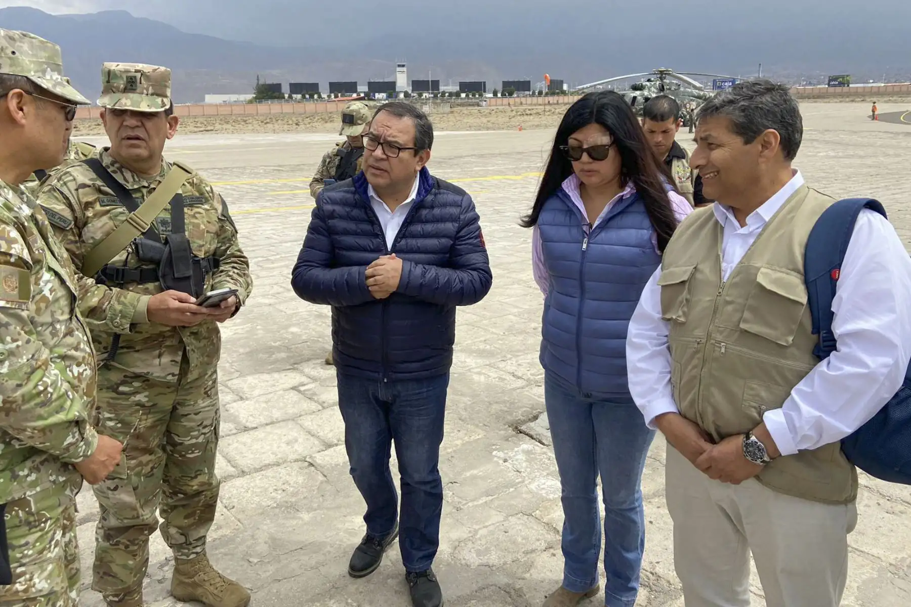 El ministro de Defensa Alberto Otarola, junto al titular del ministerio del interior, César Cervantes, el viceministro de Gobernanza Territorial de la PCM, José Muro y el jefe del Fuerzas Armadas, recogen las principales demandas de la ciudad de Arequipa, con el objetivo de sentar las bases de diálogo para restaurar la pacificación en las zonas afectadas.
Foto: ANDINA/MINDEF