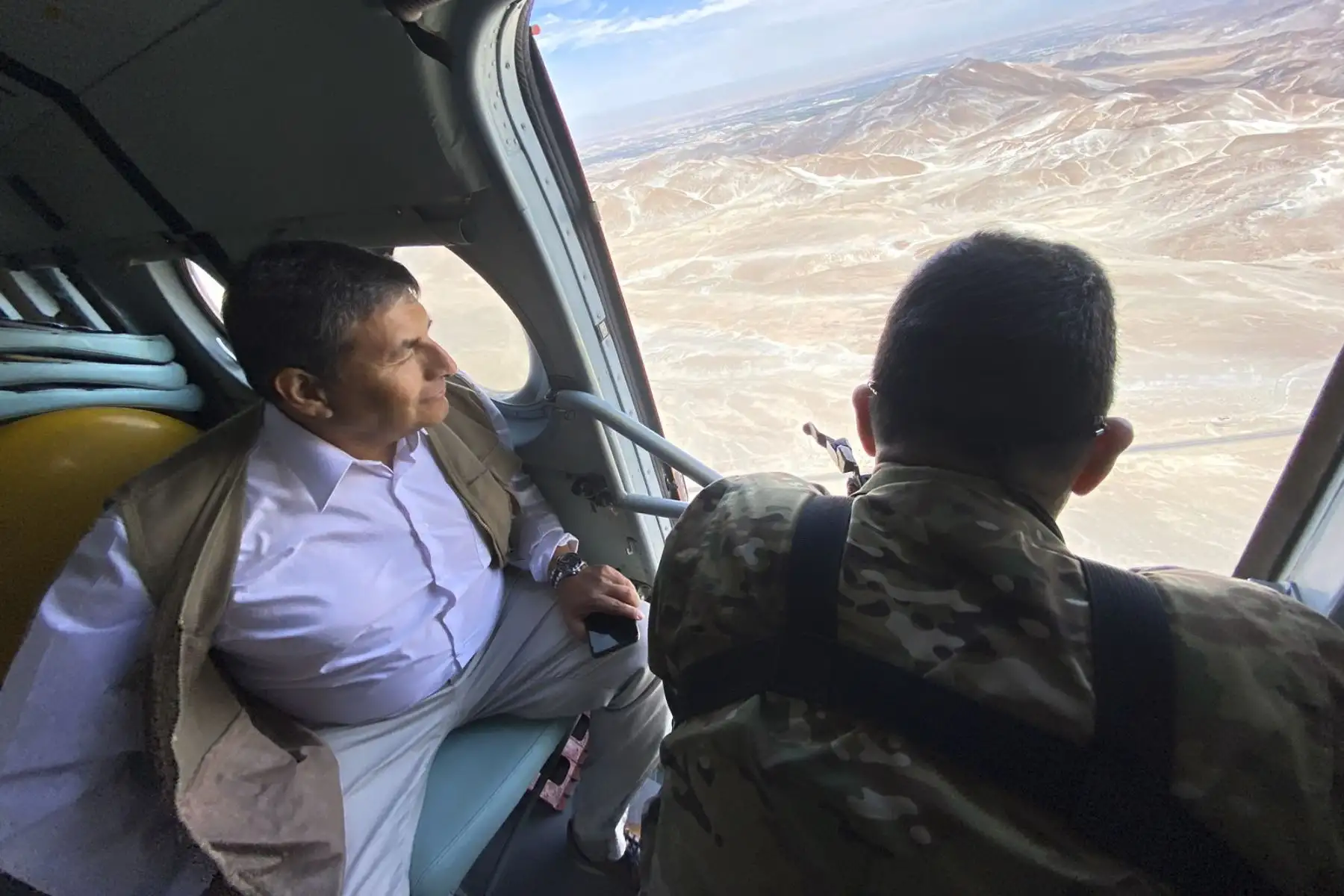 El ministro de Defensa Alberto Otarola, junto al titular del ministerio del interior, César Cervantes, el viceministro de Gobernanza Territorial de la PCM, José Muro y el jefe del Fuerzas Armadas, recogen las principales demandas de la ciudad de Arequipa, con el objetivo de sentar las bases de diálogo para restaurar la pacificación en las zonas afectadas.
Foto: ANDINA/MINDEF