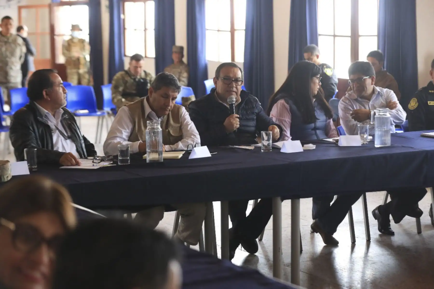 Representantes del Poder Ejecutivo, Poder Judicial, Ministerio Público y autoridades regionales, recogen las principales demandas de la ciudad de Arequipa, con el objetivo de sentar las bases de diálogo para restaurar la pacificación en las zonas afectadas.
Foto: ANDINA/MINDEF