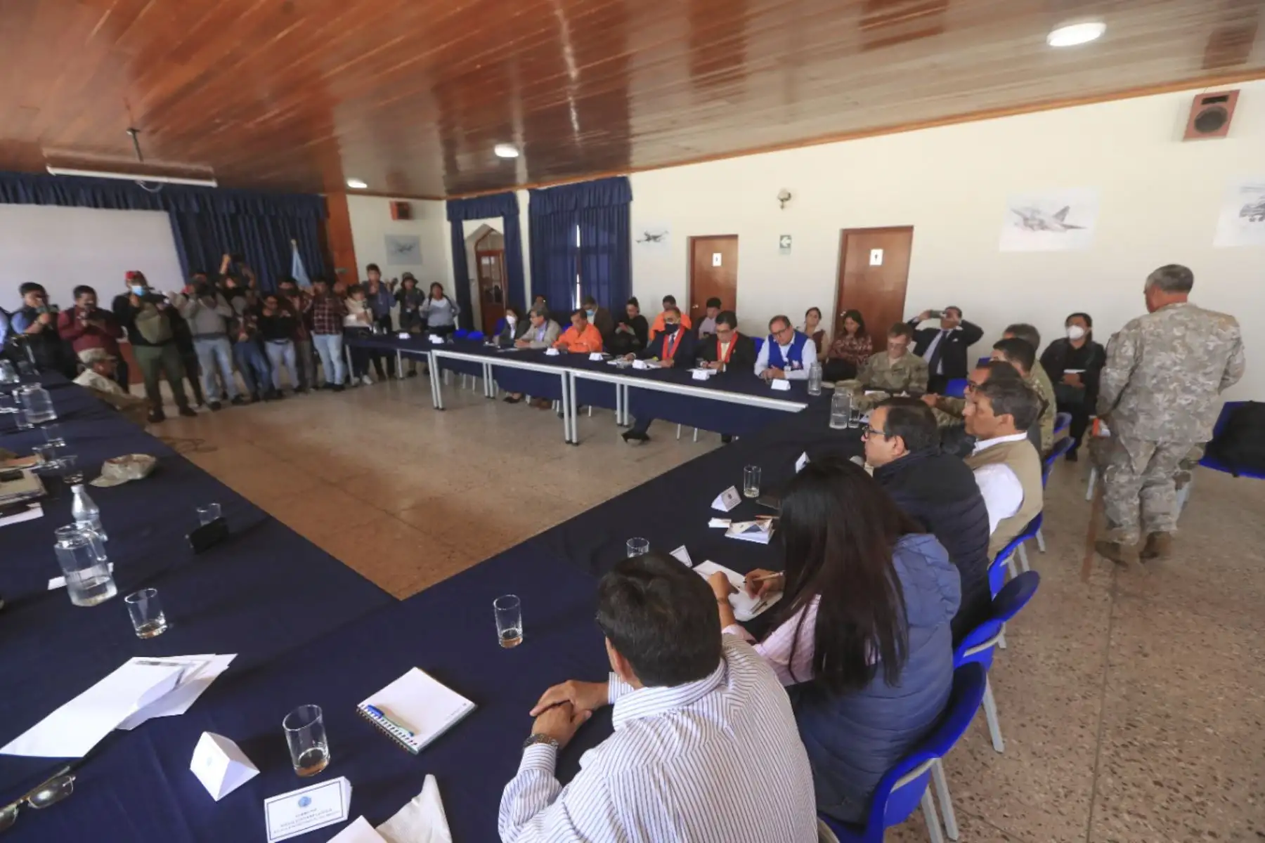 Representantes del Poder Ejecutivo, Poder Judicial, Ministerio Público y autoridades regionales, recogen las principales demandas de la ciudad de Arequipa, con el objetivo de sentar las bases de diálogo para restaurar la pacificación en las zonas afectadas.
Foto: ANDINA/MINDEF