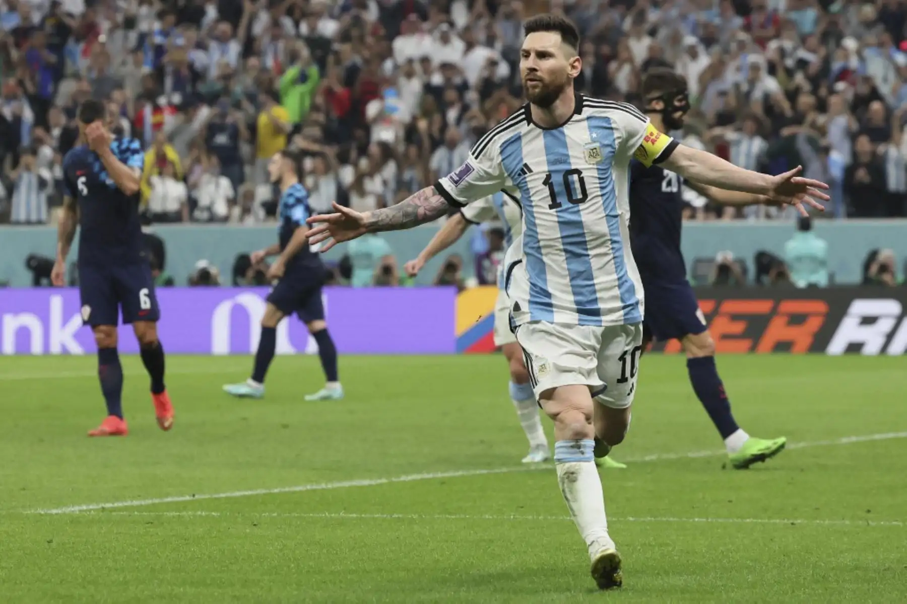 El delantero argentino #10 Lionel Messi celebra después de marcar el primer gol de su equipo desde el punto de penalti durante el partido de semifinales de fútbol de la Copa Mundial de Catar 2022 entre Argentina y Croacia en el estadio Lusail en Lusail, al norte de Doha

Foto: AFP