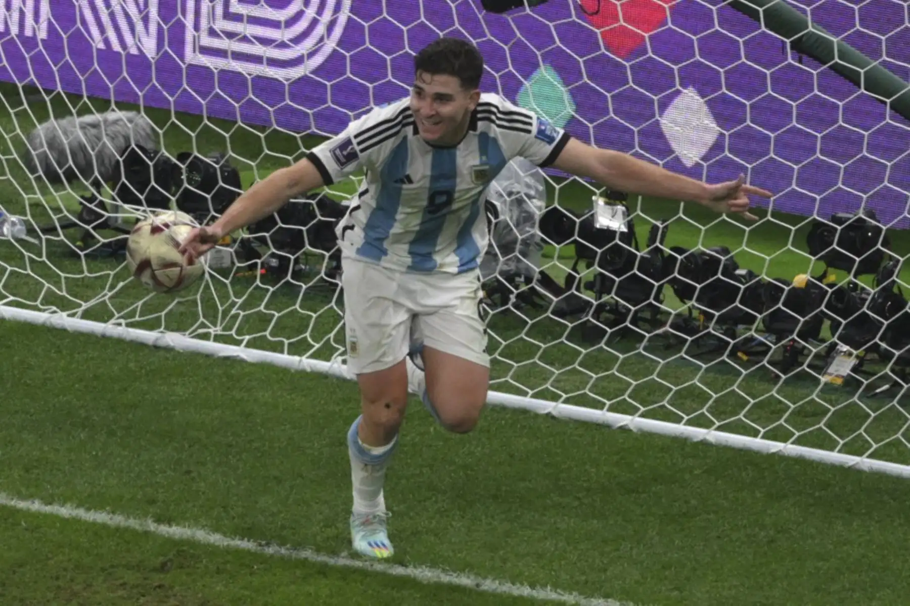 El delantero argentino #09 Julian Alvarez celebra marcar el segundo gol de su equipo durante el partido de semifinales de fútbol de la Copa Mundial Catar 2022 entre Argentina y Croacia en el Estadio Lusail en Lusail, al norte de Doha

Foto: AFP