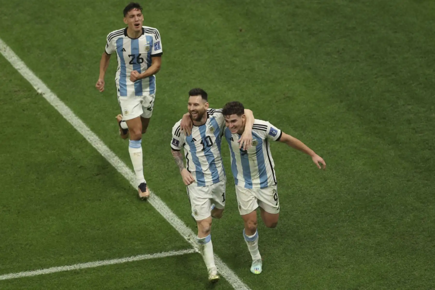 El delantero argentino #09 Julian Alvarez celebra con el delantero argentino #10 Lionel Messi después de anotar el segundo gol de su equipo durante el partido de semifinales de fútbol de la Copa Mundial Catar 2022 entre Argentina y Croacia en el Estadio Lusail en Lusail, al norte de Doha

Foto: AFP