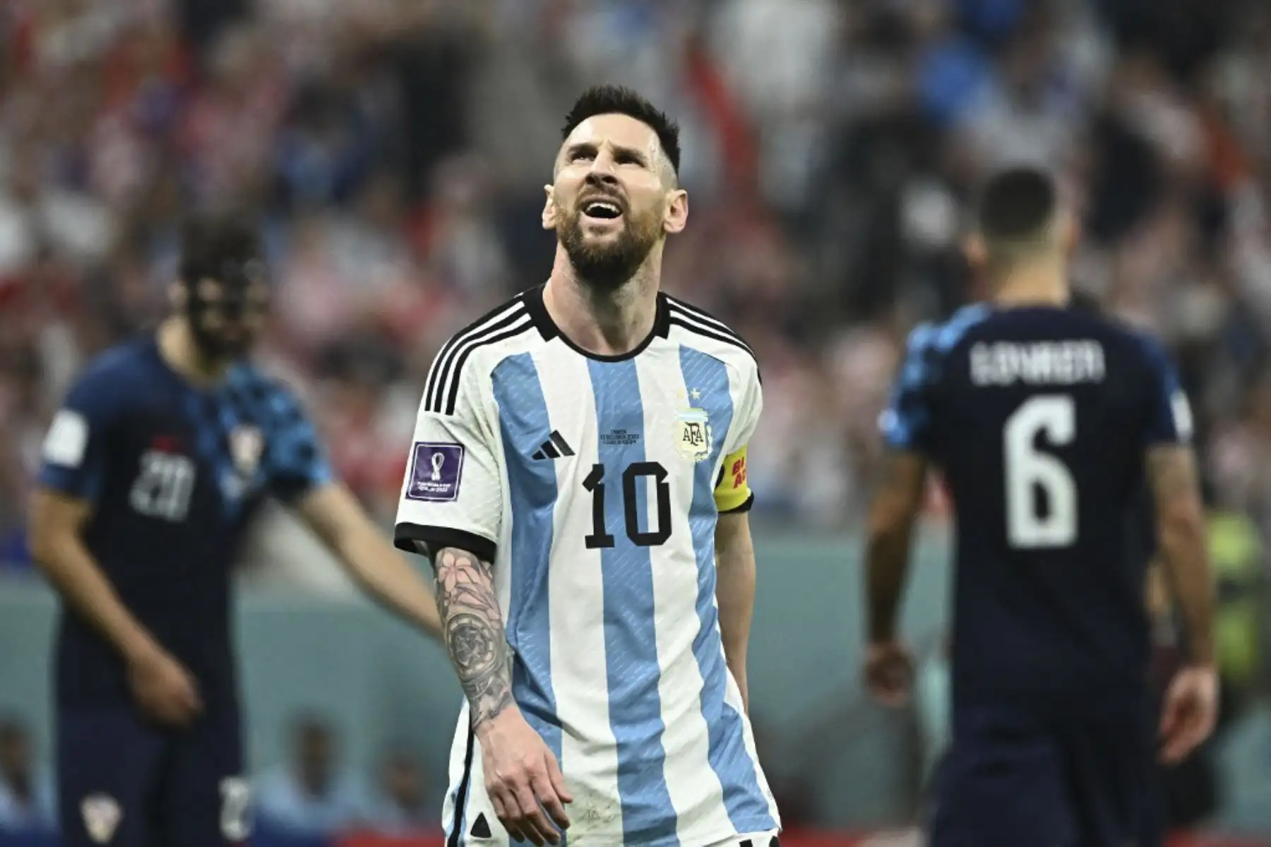 El delantero argentino #10 Lionel Messi observa durante el partido de semifinales de fútbol de la Copa Mundial Catar 2022 entre Argentina y Croacia en el estadio Lusail en Lusail, al norte de Doha

Foto: AFP