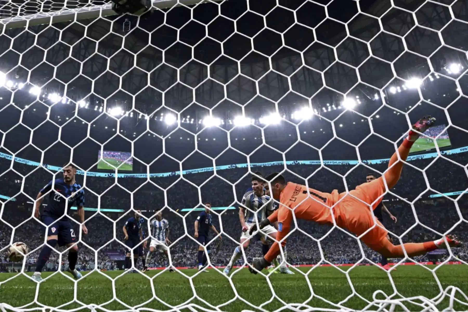 El portero croata #01 Dominik Livakovic se lanza para salvar un gol durante el partido de semifinales de fútbol de la Copa Mundial Catar 2022 entre Argentina y Croacia en el Estadio Lusail en Lusail, al norte de Doha

Foto: AFP
