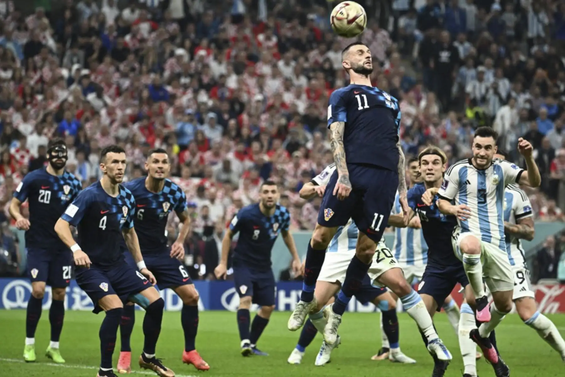 El mediocampista croata #11 Marcelo Brozovic cabecea el balón durante el partido de semifinales de fútbol de la Copa Mundial Catar 2022 entre Argentina y Croacia en el Estadio Lusail en Lusail, al norte de Doha

Foto: AFP