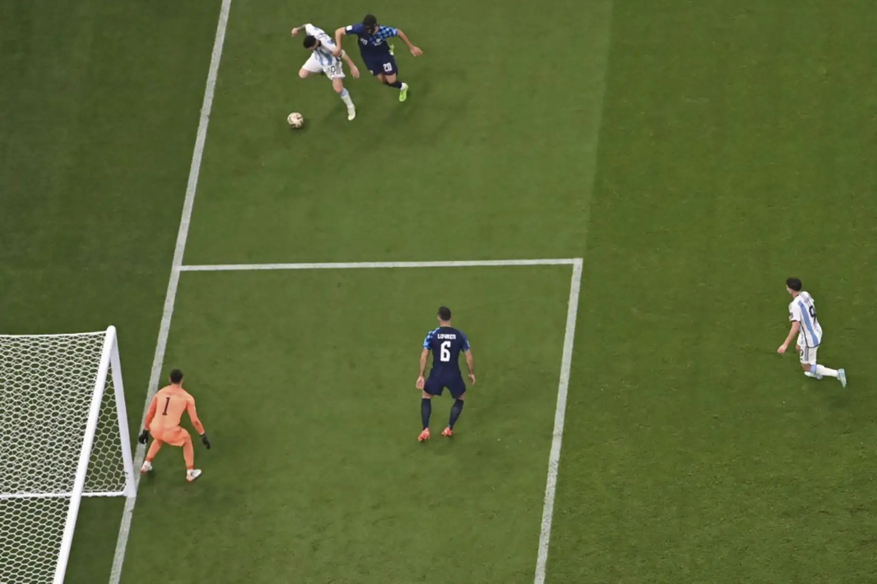 El delantero argentino #10 Lionel Messi (arriba a la izquierda) lucha por el balón con el defensor croata #20 Josko Gvardiol en la preparación del tercer gol de su equipo anotado por el delantero argentino #09 Julian Alvarez (R) durante la semifinal de fútbol de la Copa Mundial Catar 2022 -partido final entre Argentina y Croacia en el Lusail Stadium de Lusail, al norte de Doha

Foto: AFP