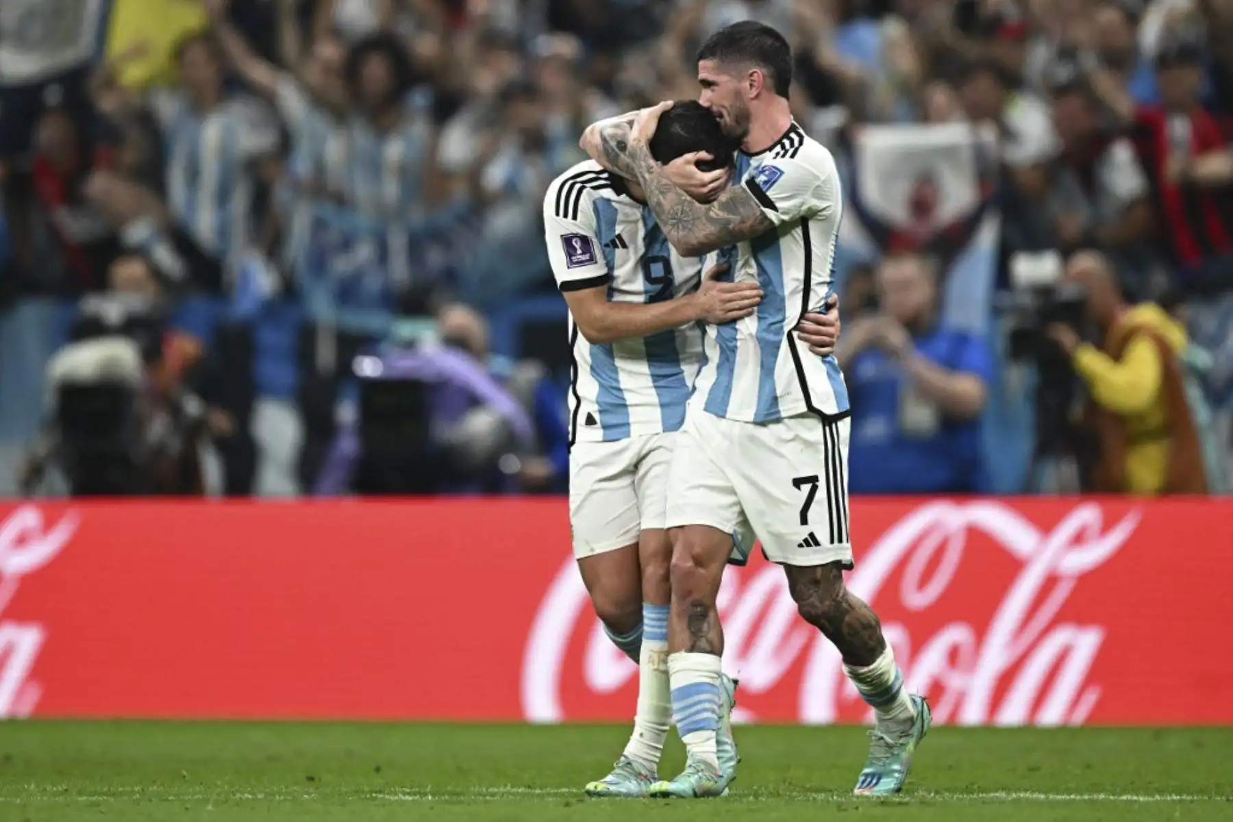 El delantero argentino #09 Julian Alvarez (L) celebra con el mediocampista argentino #07 Rodrigo De Paul después de que anotó el tercer gol de su equipo durante el partido de semifinales de fútbol de la Copa Mundial de Catar 2022 entre Argentina y Croacia en el Estadio Lusail en Lusail, al norte de Doha 

Foto: AFP