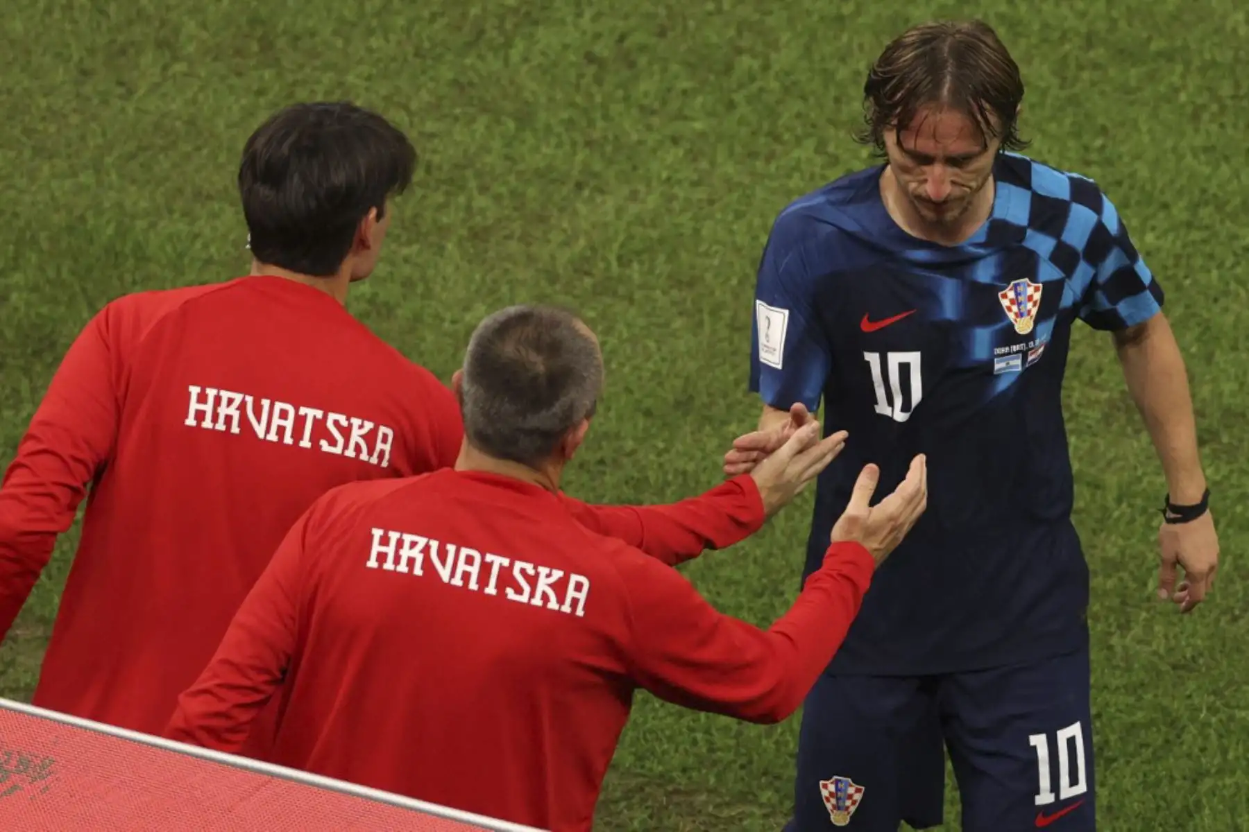 El mediocampista croata #10 Luka Modric saluda a sus compañeros cuando abandona el campo durante el partido de semifinales de fútbol de la Copa Mundial de Catar 2022 entre Argentina y Croacia en el Estadio Lusail en Lusail, al norte de Doha

Foto: AFP