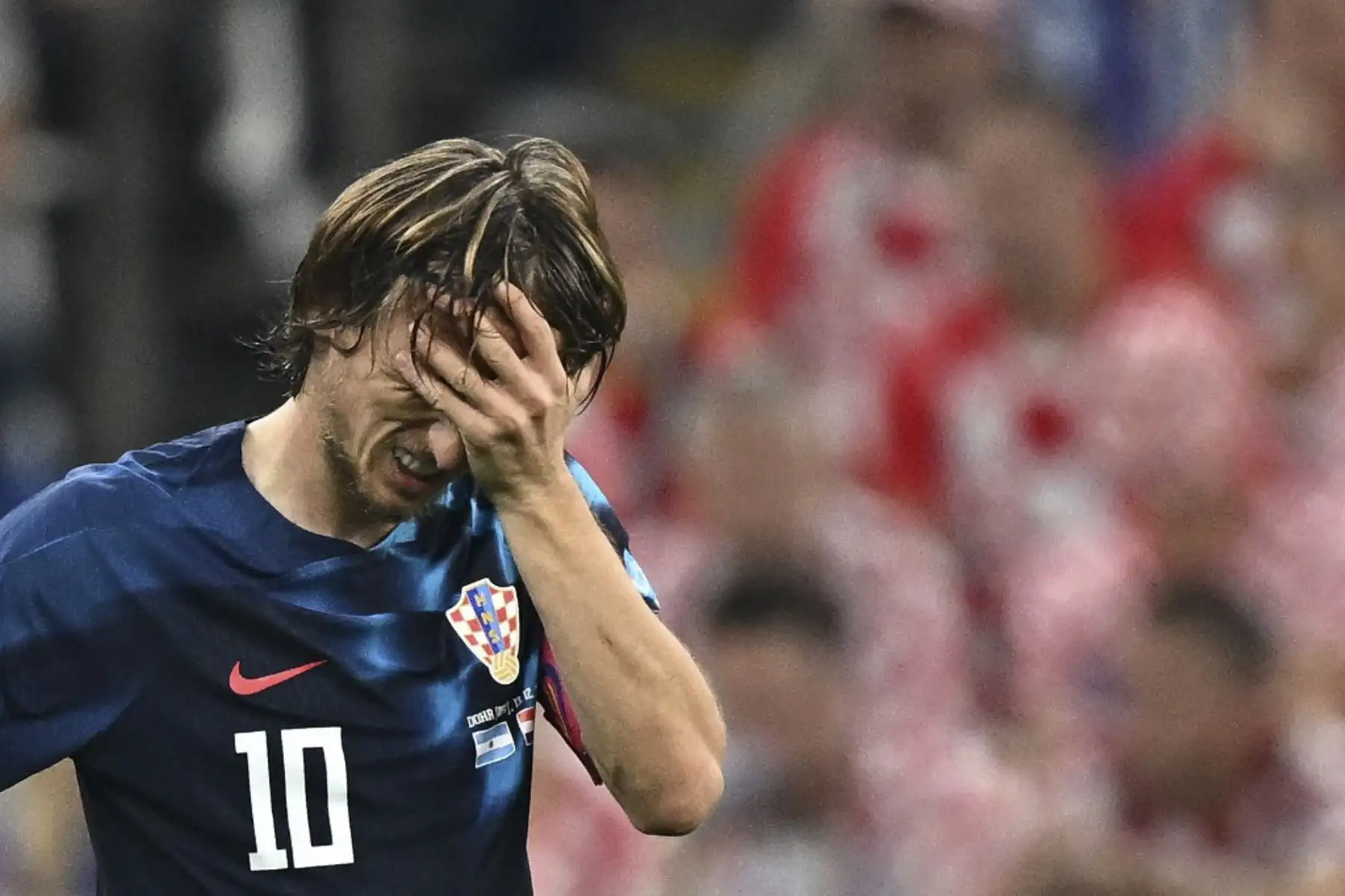 El mediocampista croata #10 Luka Modric se lamenta durante el partido de semifinales de fútbol de la Copa Mundial de Catar 2022 entre Argentina y Croacia en el Estadio Lusail en Lusail, al norte de Doha

Foto: AFP