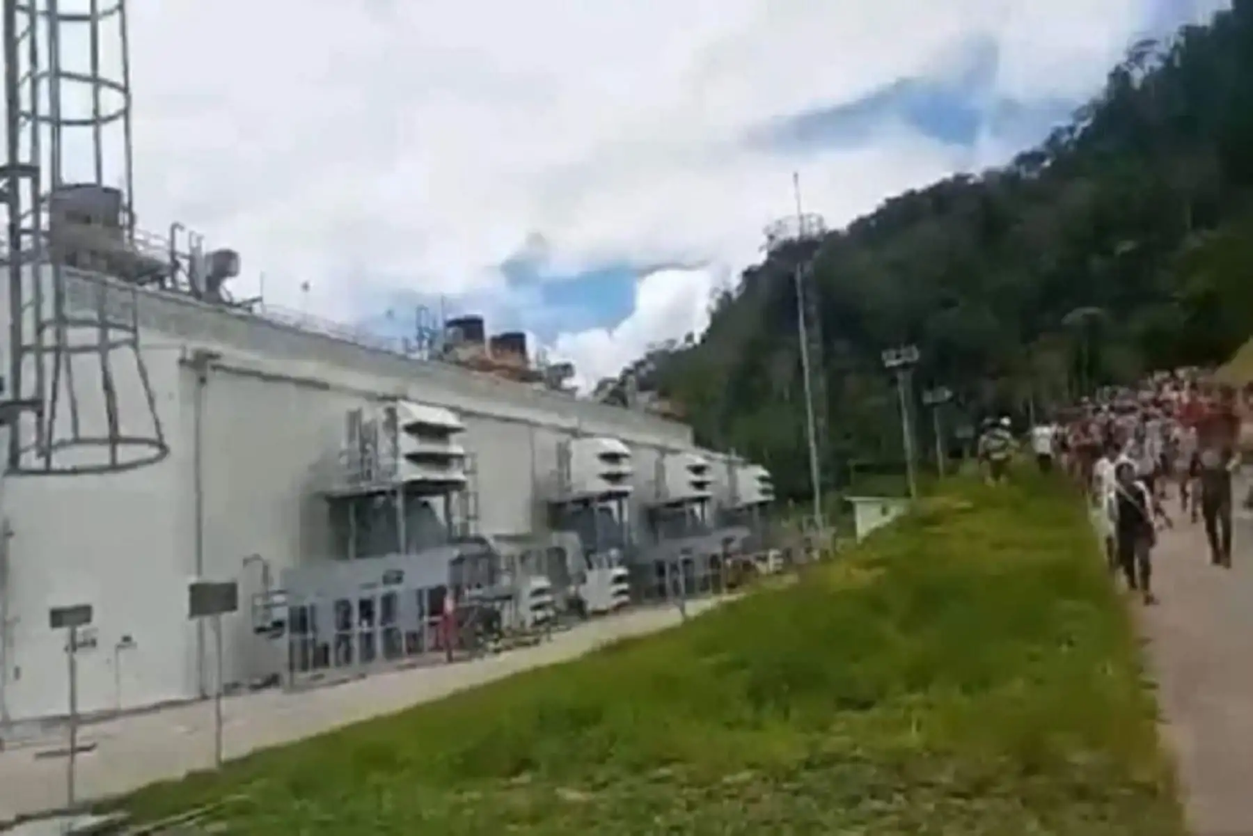 La planta compresora es una instalación industrial en la que circulan hidrocarburos a alta presión y que cualquier atentado a esta infraestructura puede poner en grave riesgo la integridad del personal y de los manifestantes.