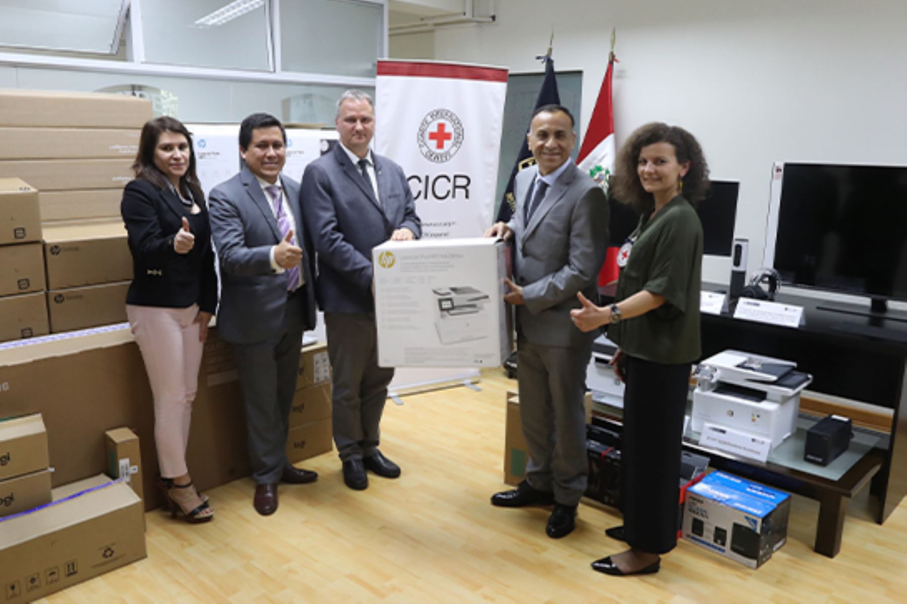 El coordinador de Protección de la Delegación Regional del Comité Internacional de la Cruz Roja (CICR) para Perú, Ecuador y Bolivia Jean Philippe Rossier, entregó equipos para telesalud al presidente del INPE, Jorge Calderón Valencia. ANDINA/ INPE