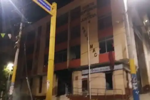 Los vándalos, además, violentaron negocios de la ciudad de Abancay, región Apurímac.