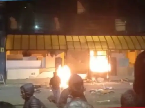 Canal CTC de Cusco fue incendiado anoche por vándalos que provocaron una ola de ataques contra la propiedad pública y privada.