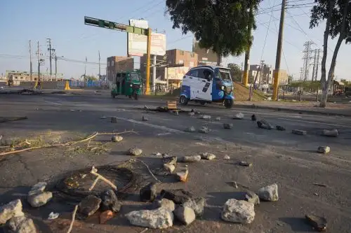 La carretera Panamericana Sur, a la altura del km 290, en Ica, permanece parcialmente bloqueada, vehículos transitan sin problemas. Foto: Genry Bautista