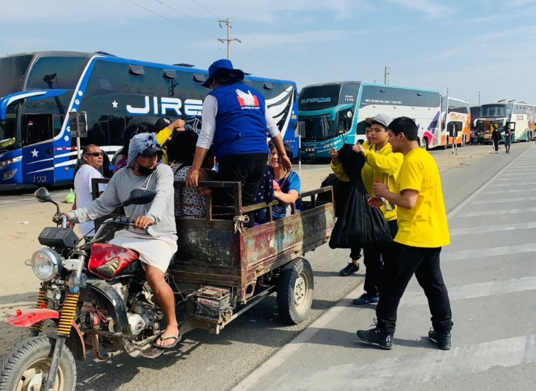 Cientos de pasajeros varados son los más afectados por el bloqueo de la carretera Panamericana Norte, a la altura de la provincia liberteña de Virú, y requieren de ayuda humanitaria. ANDINA/Difusión