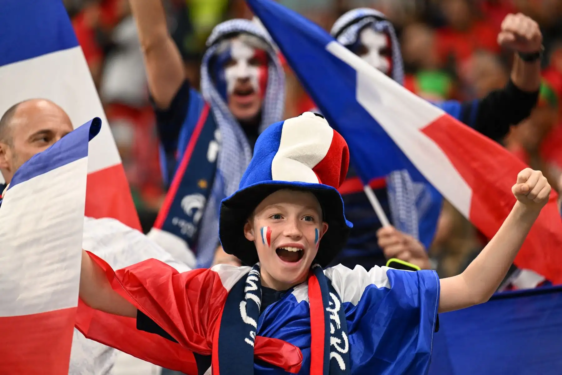 Los seguidores de Francia posan para una foto antes del partido de fútbol de la semifinal de la Copa Mundial de Catar 2022 entre Francia y Marruecos en el estadio Al-Bayt en Al Khor, al norte de Doha.

Foto: AFP