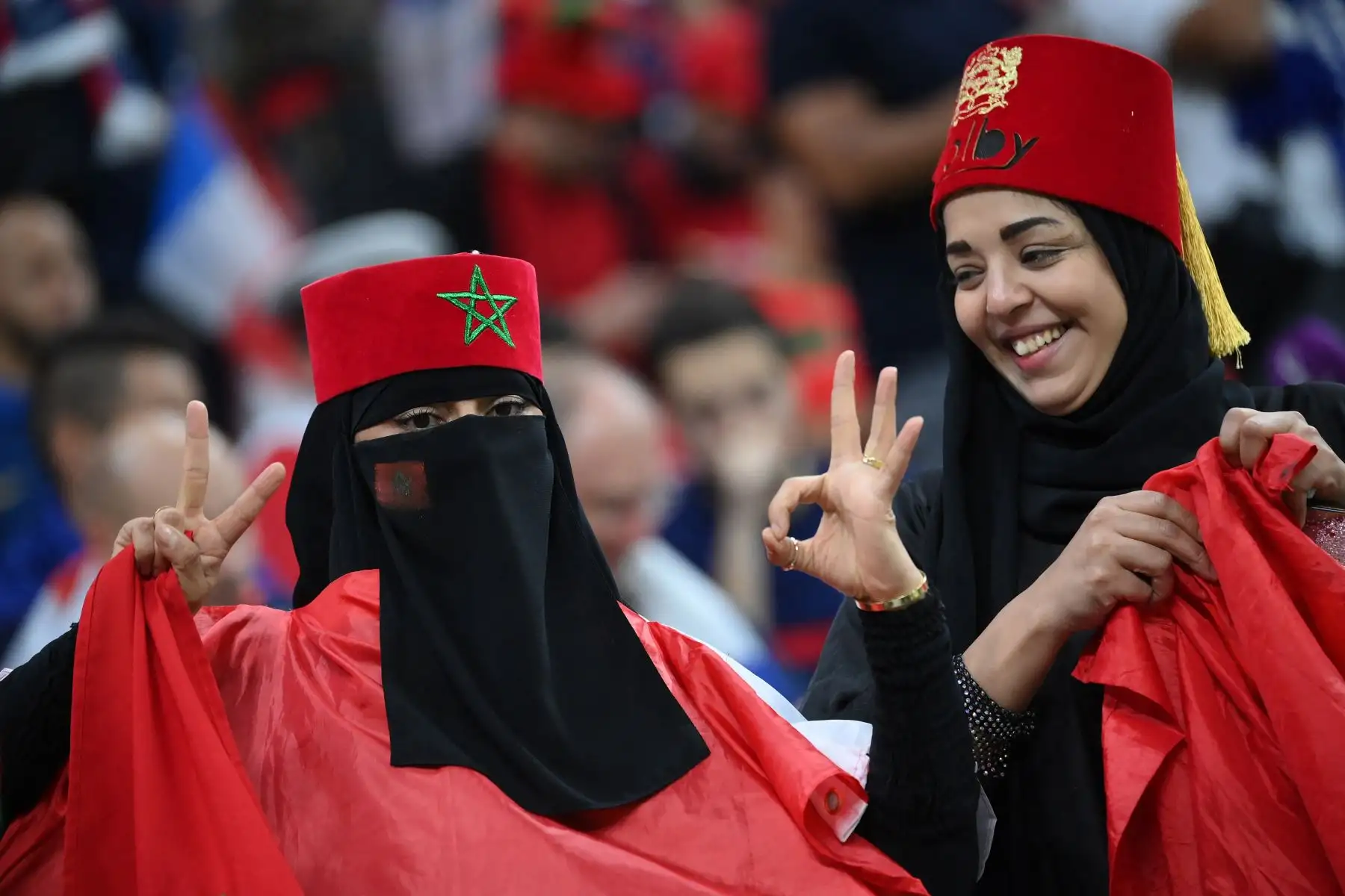 Un seguidor de Marruecos posa para una fotografía antes del partido de fútbol de semifinales de la Copa Mundial de Catar 2022 entre Francia y Marruecos en el estadio Al-Bayt en Al Khor, al norte de Doha

Foto: AFP