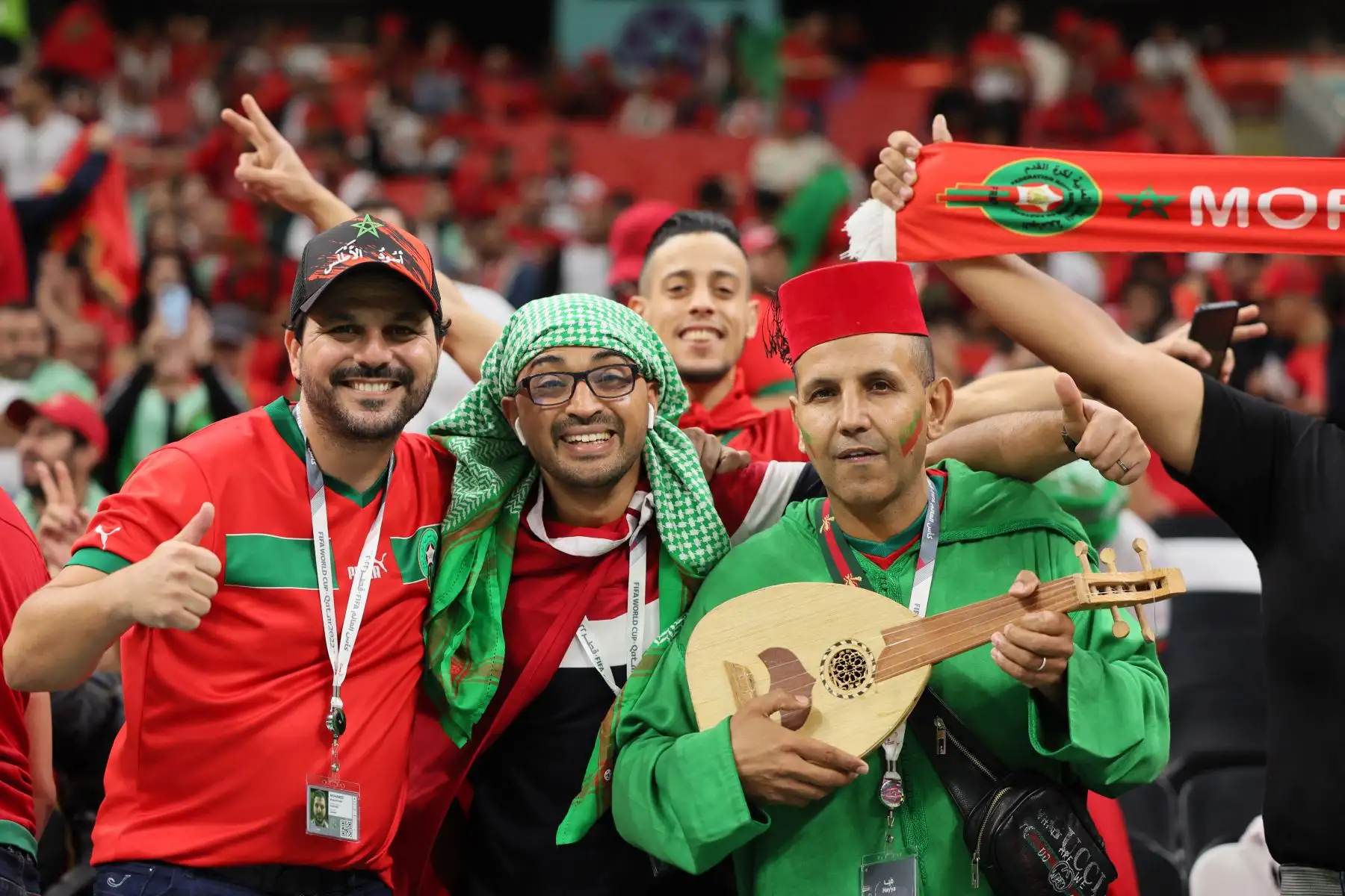 Los seguidores de Marruecos posan para una foto antes del partido de fútbol de semifinales de la Copa Mundial de Catar 2022 entre Francia y Marruecos en el estadio Al-Bayt en Al Khor, al norte de Doha

Foto AFP