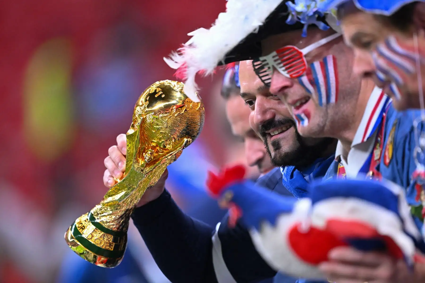 Un partidario de Francia lleva una réplica del trofeo antes del partido de fútbol de semifinales de la Copa Mundial de Catar 2022 entre Francia y Marruecos en el estadio Al-Bayt en Al Khor, al norte de Doha 
Fotos: AFP
