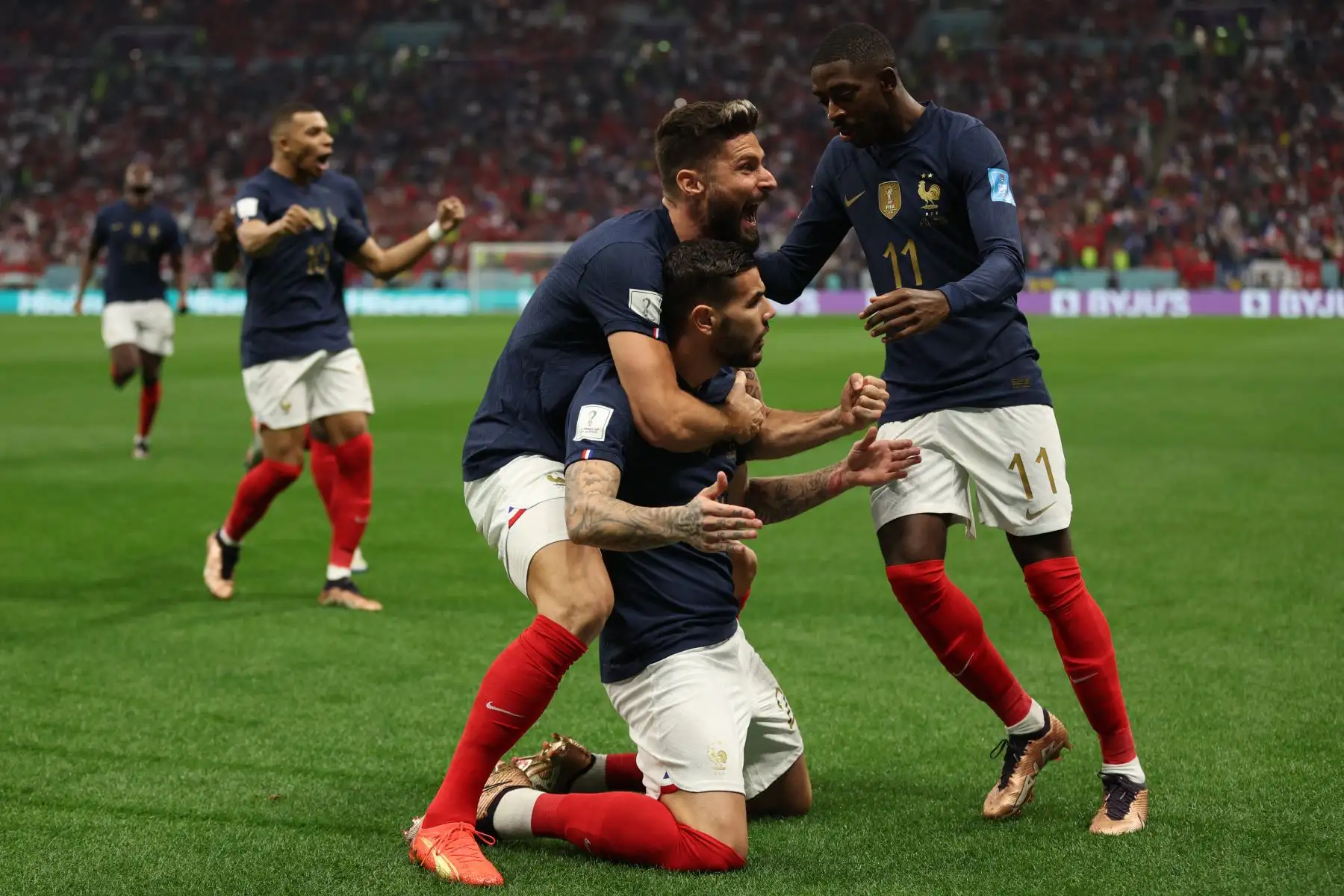 El defensor francés #22 Theo Hernández (C) celebra con sus compañeros el delantero francés #09 Olivier Giroud y el delantero francés #11 Ousmane Dembele después de anotar el primer gol de su equipo durante el partido de fútbol semifinal de la Copa Mundial Catar 2022 entre Francia y Marruecos en el Al- Estadio Bayt en Al Khor, al norte de Doha

Foto: AFP