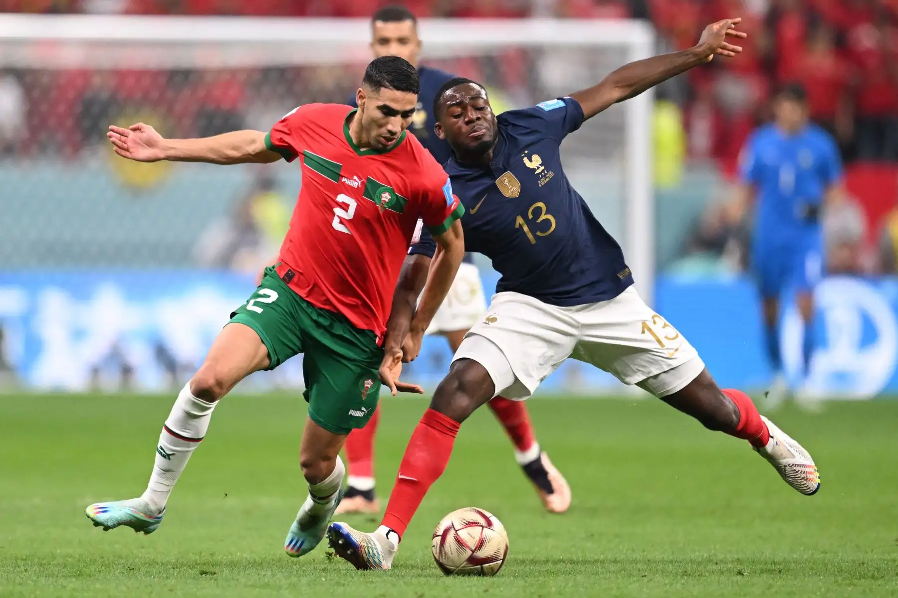 El mediocampista francés #13 Youssouf Fofana lucha por el balón con el defensor marroquí #02 Achraf Hakimi durante el partido de fútbol de semifinales de la Copa Mundial Catar 2022 entre Francia y Marruecos en el estadio Al-Bayt en Al Khor, al norte de Doha 

Foto: AFP