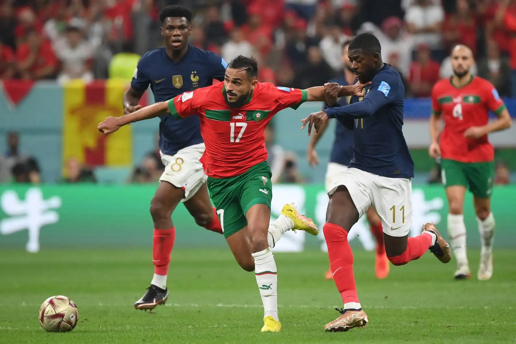 El delantero francés #11 Ousmane Dembele (derecha) lucha por el balón con la centrocampista marroquí #17 Sofiane Boufal durante el partido de fútbol de la semifinal de la Copa del Mundo Catar 2022 entre Francia y Marruecos en el estadio Al-Bayt en Al Khor, al norte de Doha