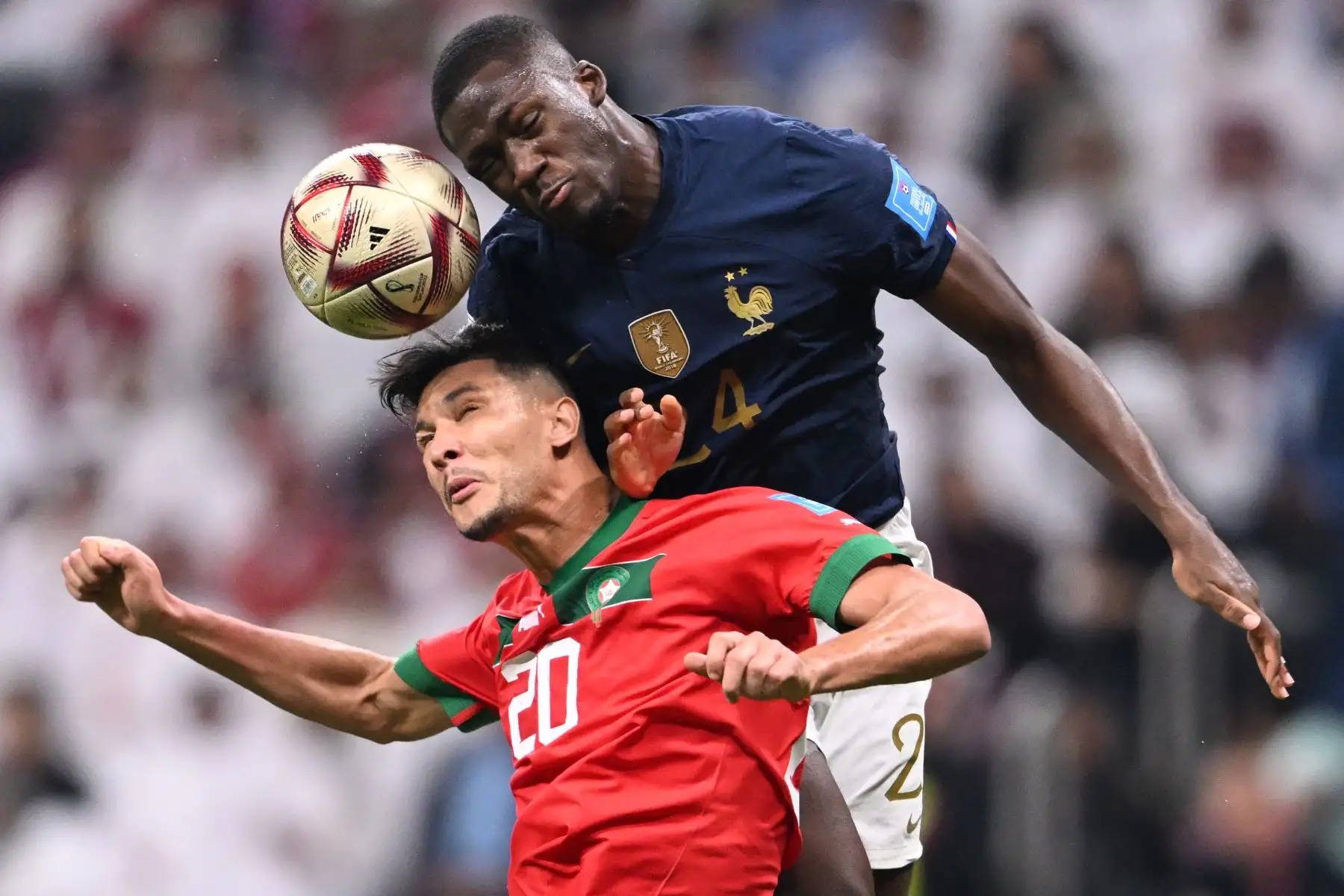 El defensor francés #24 Ibrahima Konate lucha por el cabezazo con el defensor marroquí #20 Achraf Dari durante el partido de fútbol de semifinales de la Copa Mundial de Catar 2022 entre Francia y Marruecos en el estadio Al-Bayt en Al Khor, al norte de Doha

Foto: AFP