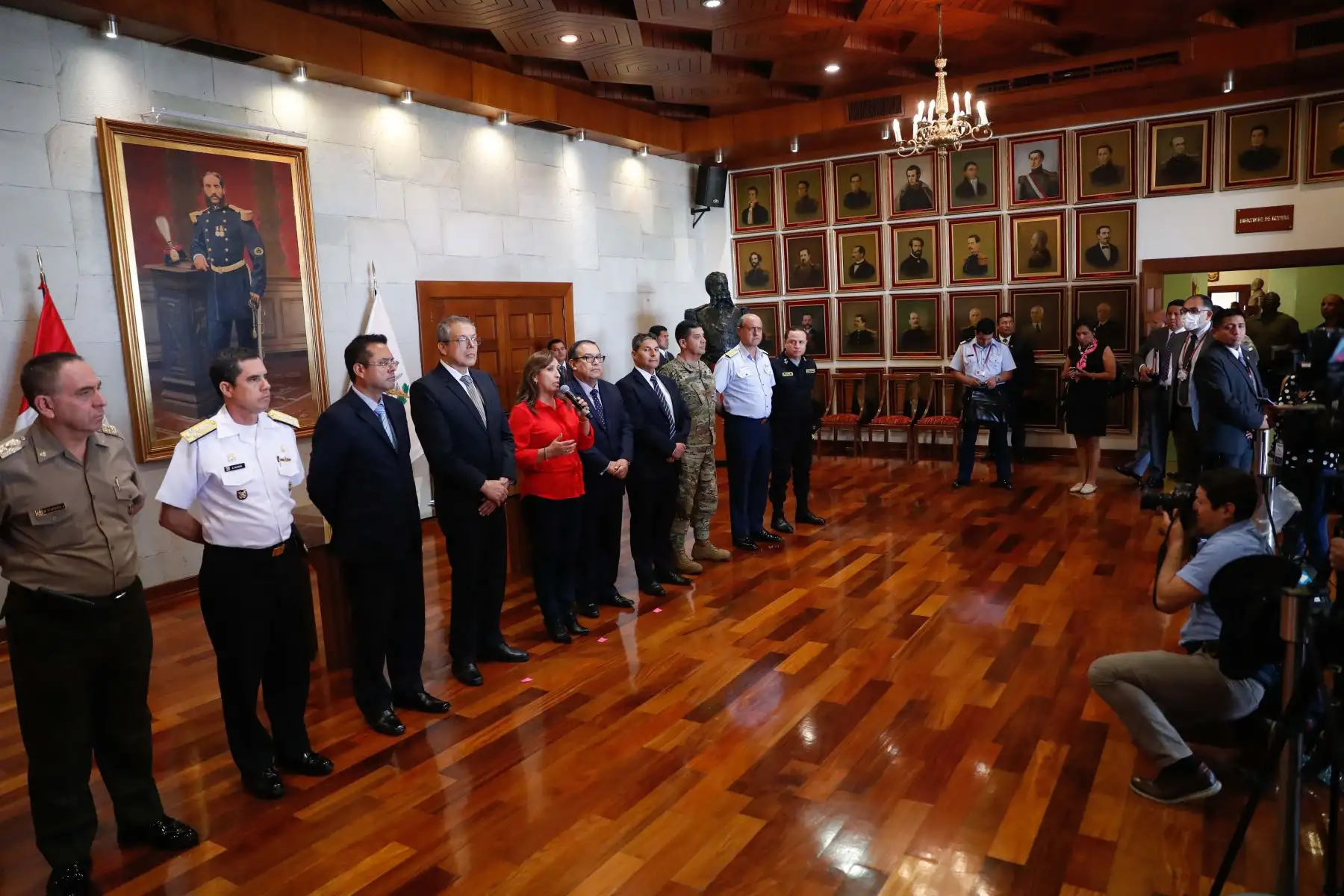 La presidenta de la República, Dina Boluarte Zegarra brindó declaraciones a la prensa tras concluir la reunión con el Consejo de Seguridad y Defensa Nacional. Foto: ANDINA/Carla Patiño