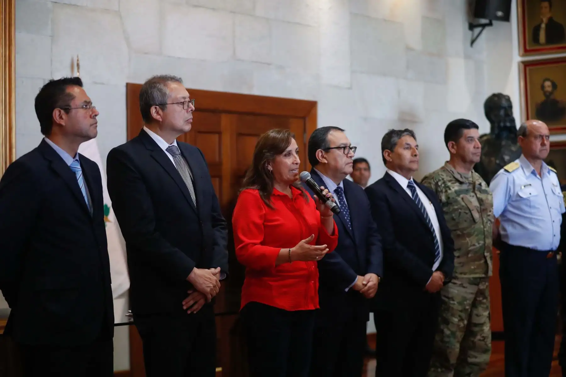 La presidenta de la República, Dina Boluarte Zegarra brindó declaraciones a la prensa tras concluir la reunión con el Consejo de Seguridad y Defensa Nacional. Foto: ANDINA/Carla Patiño