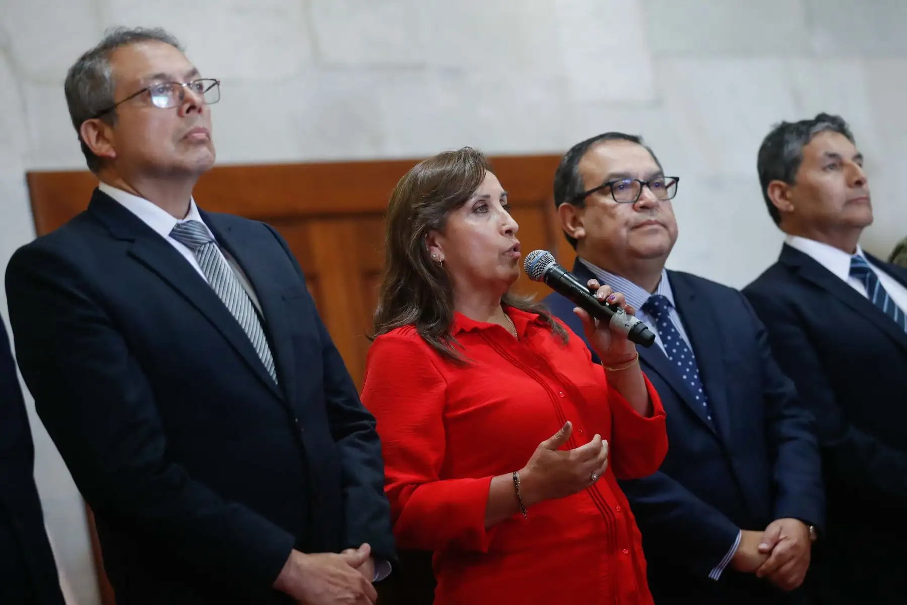 La presidenta de la República, Dina Boluarte Zegarra brindó declaraciones a la prensa tras concluir la reunión con el Consejo de Seguridad y Defensa Nacional. Foto: ANDINA/Carla Patiño