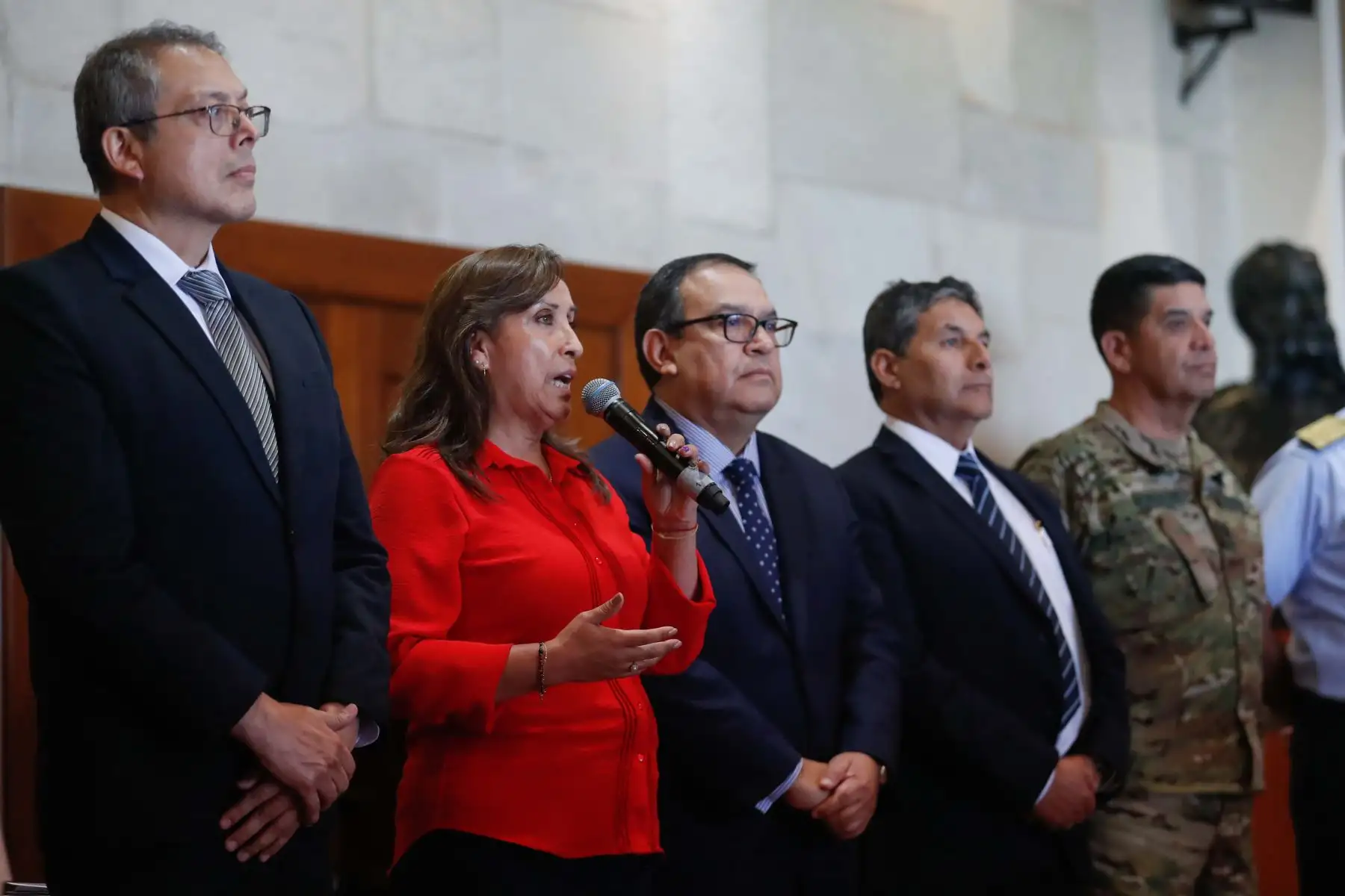 La presidenta de la República, Dina Boluarte Zegarra brindó declaraciones a la prensa tras concluir la reunión con el Consejo de Seguridad y Defensa Nacional. Foto: ANDINA/Carla Patiño