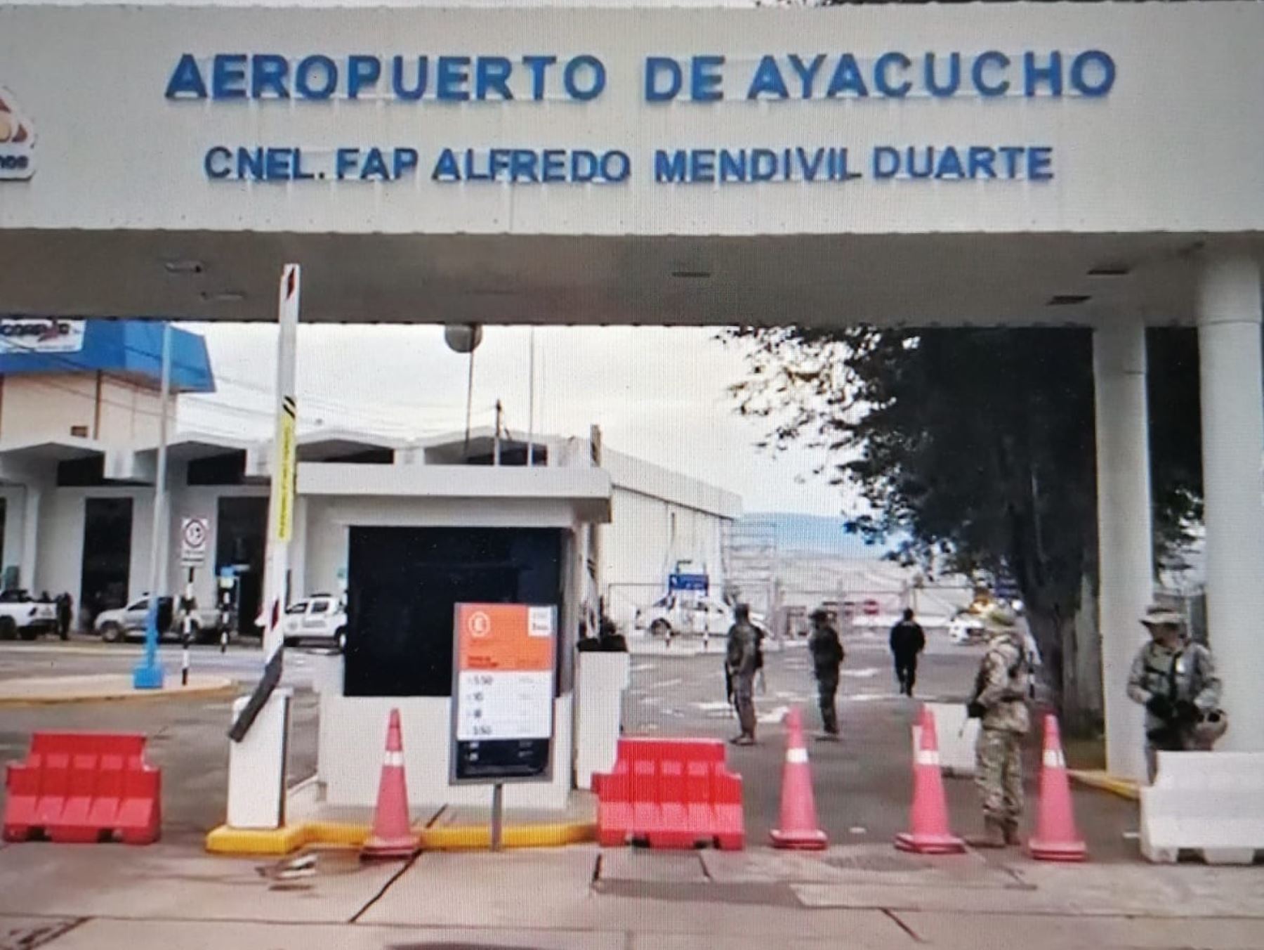 Policía Nacional y el Ejército brindan seguridad en el aeropuerto Alfredo Mendívil de Ayacucho.