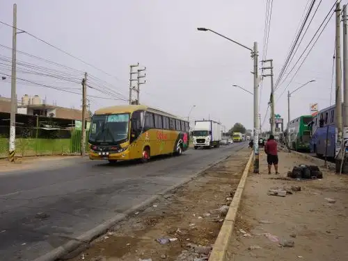 Poco a poco se va normalizando el tránsito en el kilómetro 299 de la carretera Panamericana Sur, en Ica, luego de varios días de permanecer bloqueada. Foto: Genry Bautista