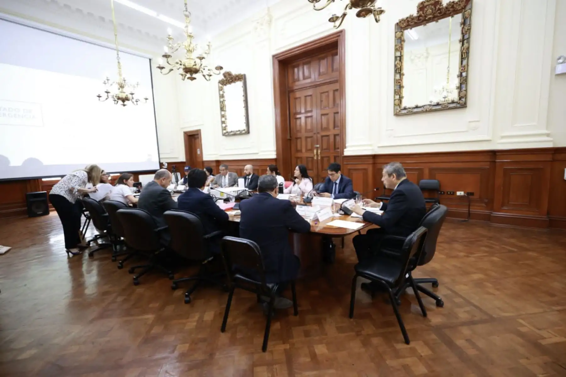 El presidente del Consejo de Ministros, Pedro Angulo, lidera una reunión con ministros de Estado, donde recibe reportes de la situación actual de las regiones a fin de tomar decisiones inmediatas para atender oportunamente las demandas de la población.
Foto: ANDINA/PCM